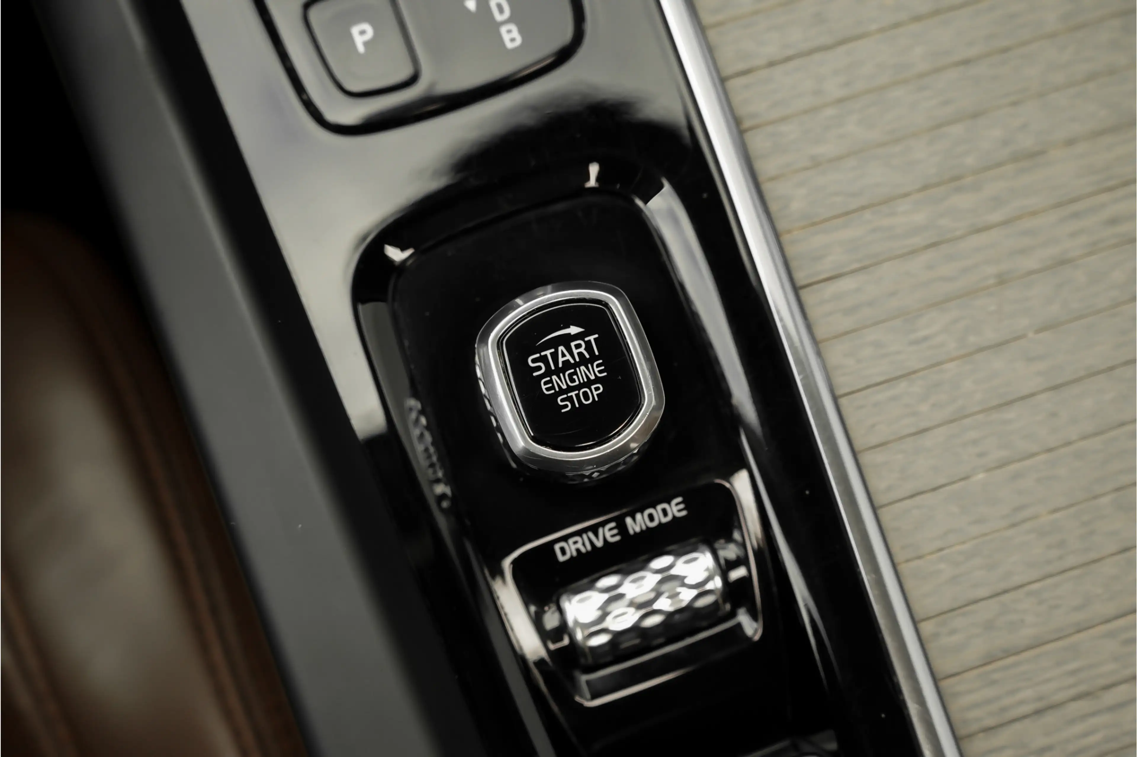 Volvo XC60 2.0 T8 Twin Engine AWD Inscription Pano CarPlay Ca — photo 41