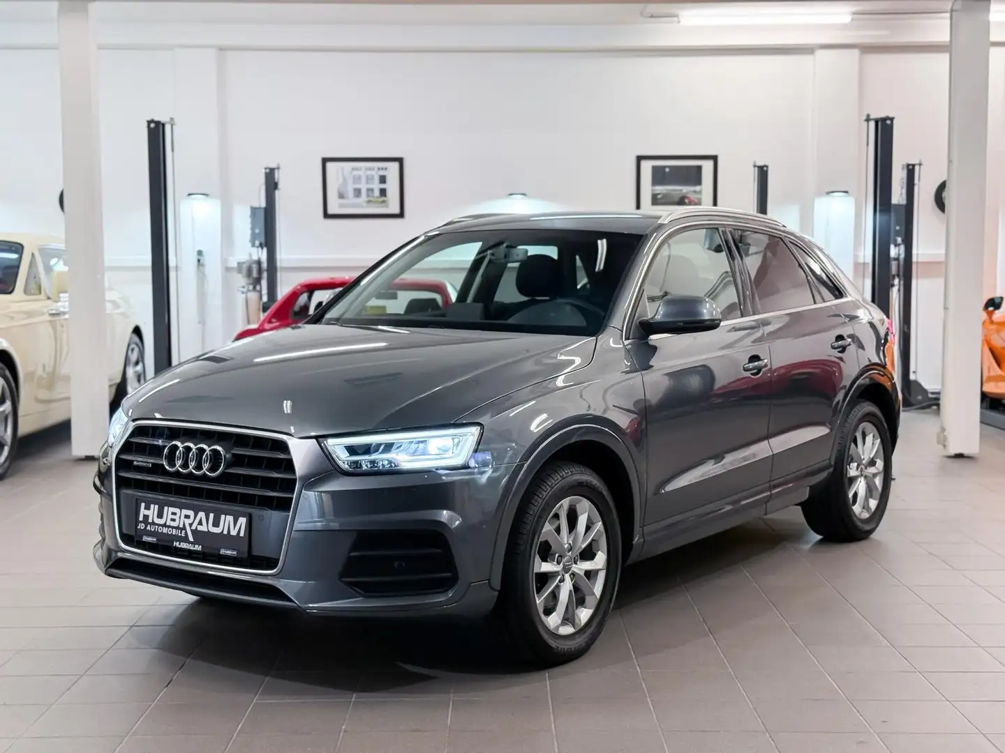 Audi Q3 2.0 TFSI quattro Design S-tronic Xenon Navi PDC Grau - 2