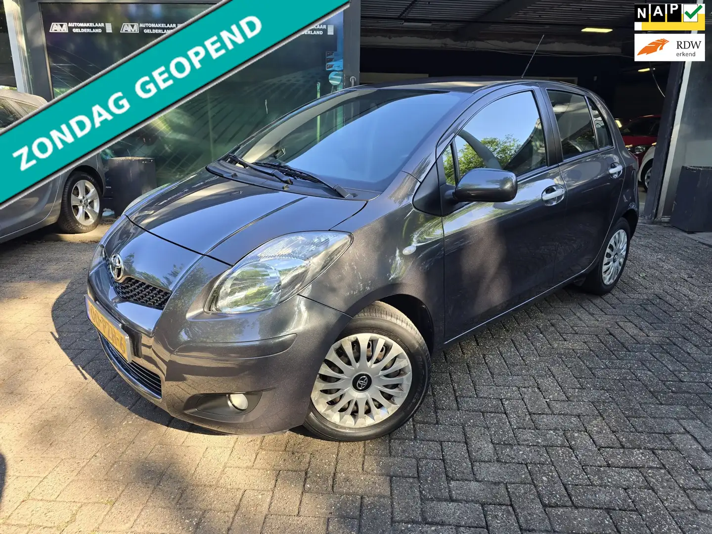 Toyota Yaris 1.3 VVTi Aspiration | 2E EIGENAAR | 12MND GARANTIE Grijs - 1