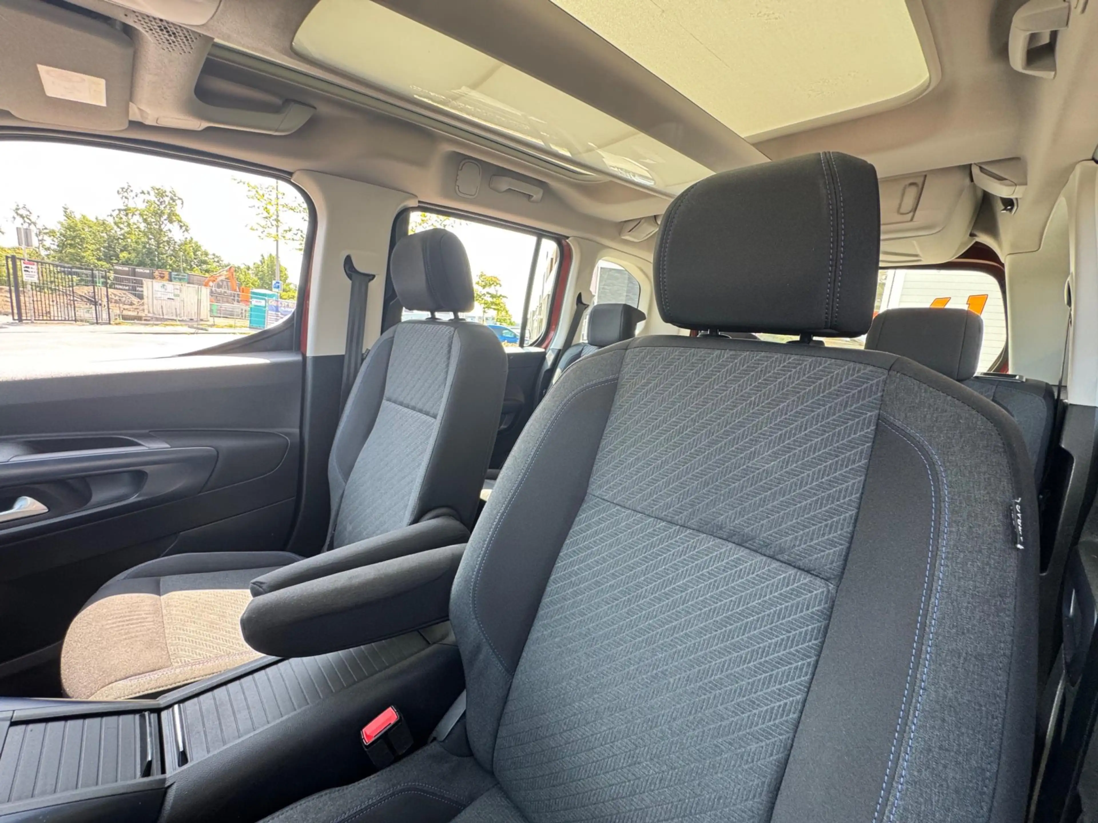 Peugeot Rifter 1.2T Allure Panorama Navi CarPlay Camera 1e Eigena — photo 7