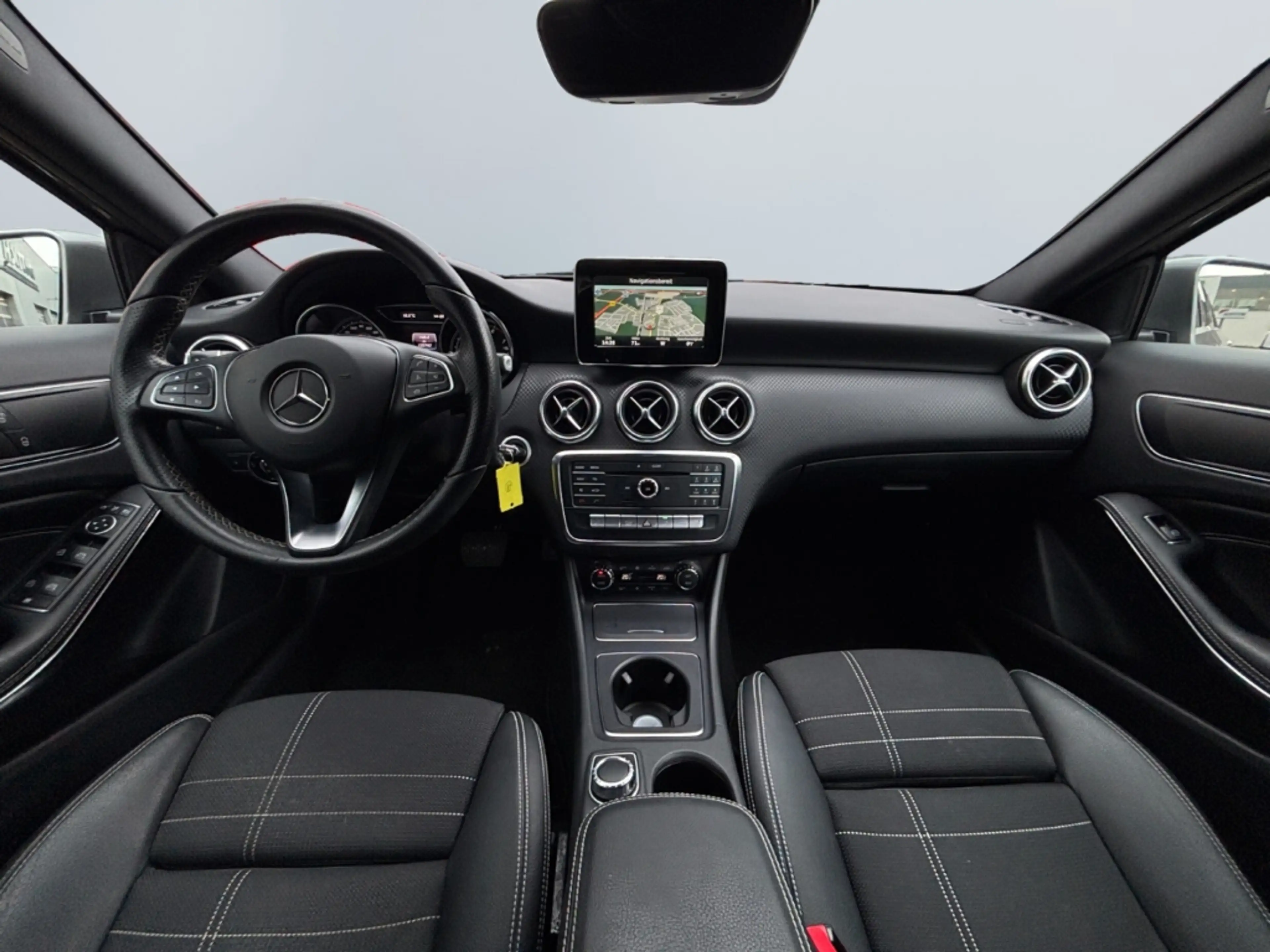 Mercedes-Benz A 200 7G-DCT Urban *LED*Sportsitze*Parktronic*CAM* — photo 11
