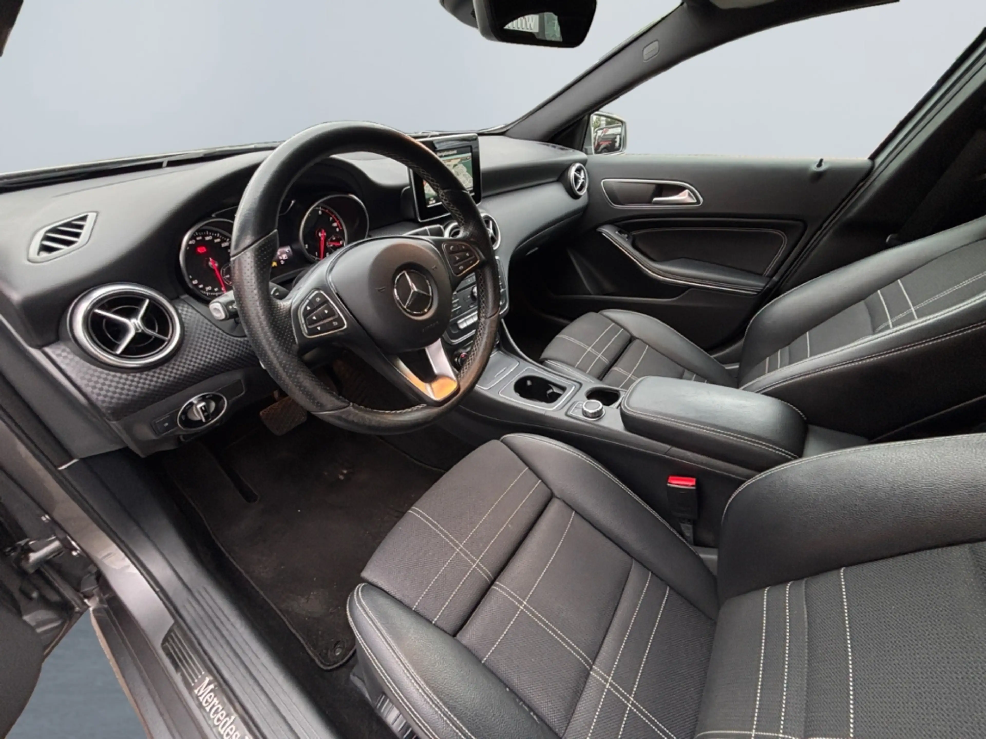 Mercedes-Benz A 200 7G-DCT Urban *LED*Sportsitze*Parktronic*CAM* — photo 9