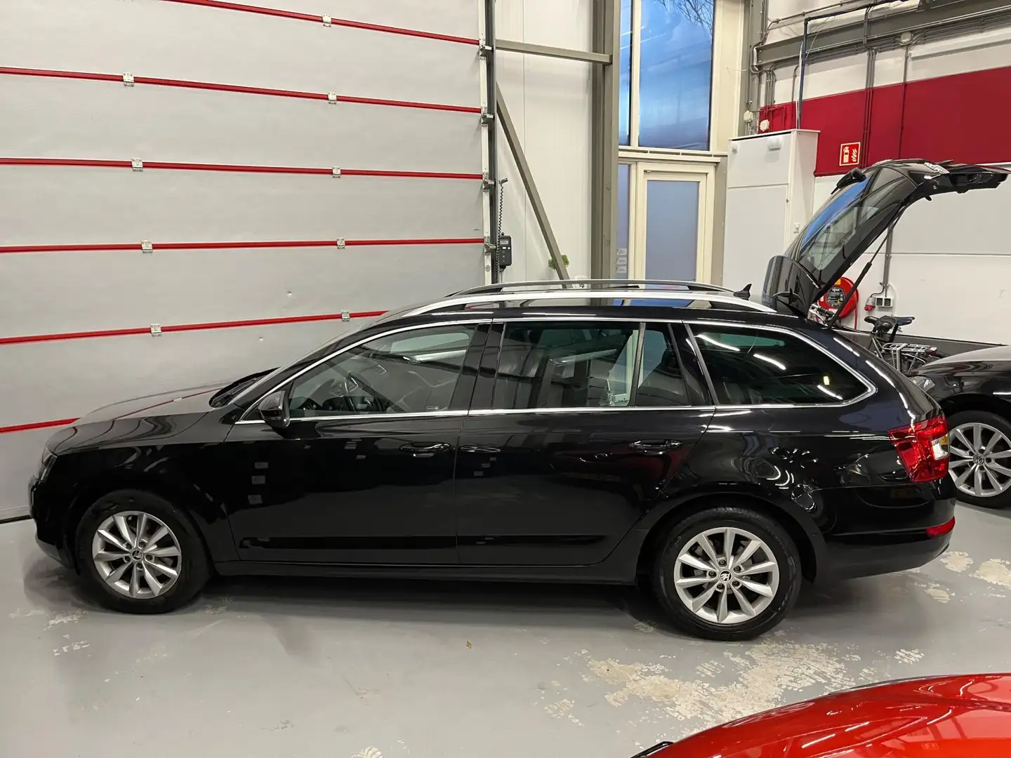Skoda Octavia Combi 1.0 TSI 116pk Automaat Greentech Style Busin Schwarz - 2