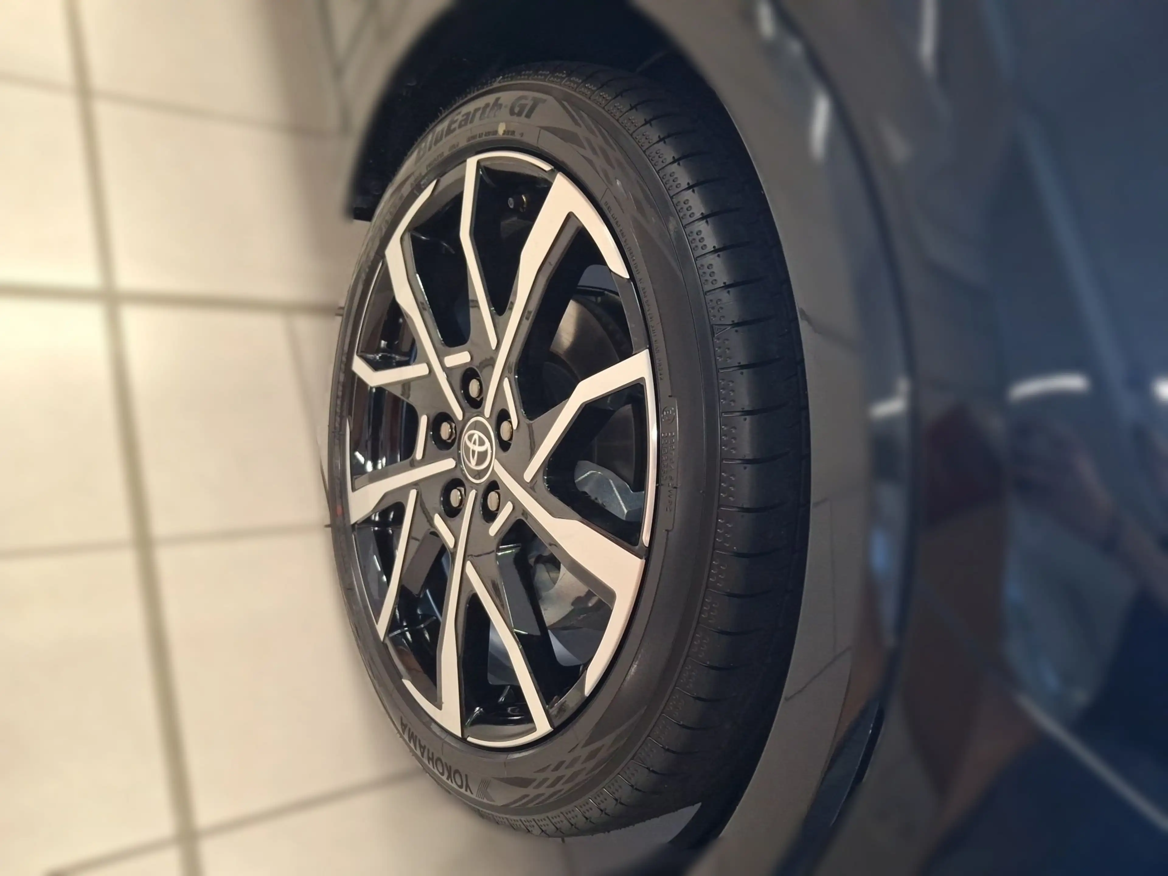 Toyota Prius 2.0 VVT-i Plug-in Hybrid PHEV 13.3kWh — photo 8