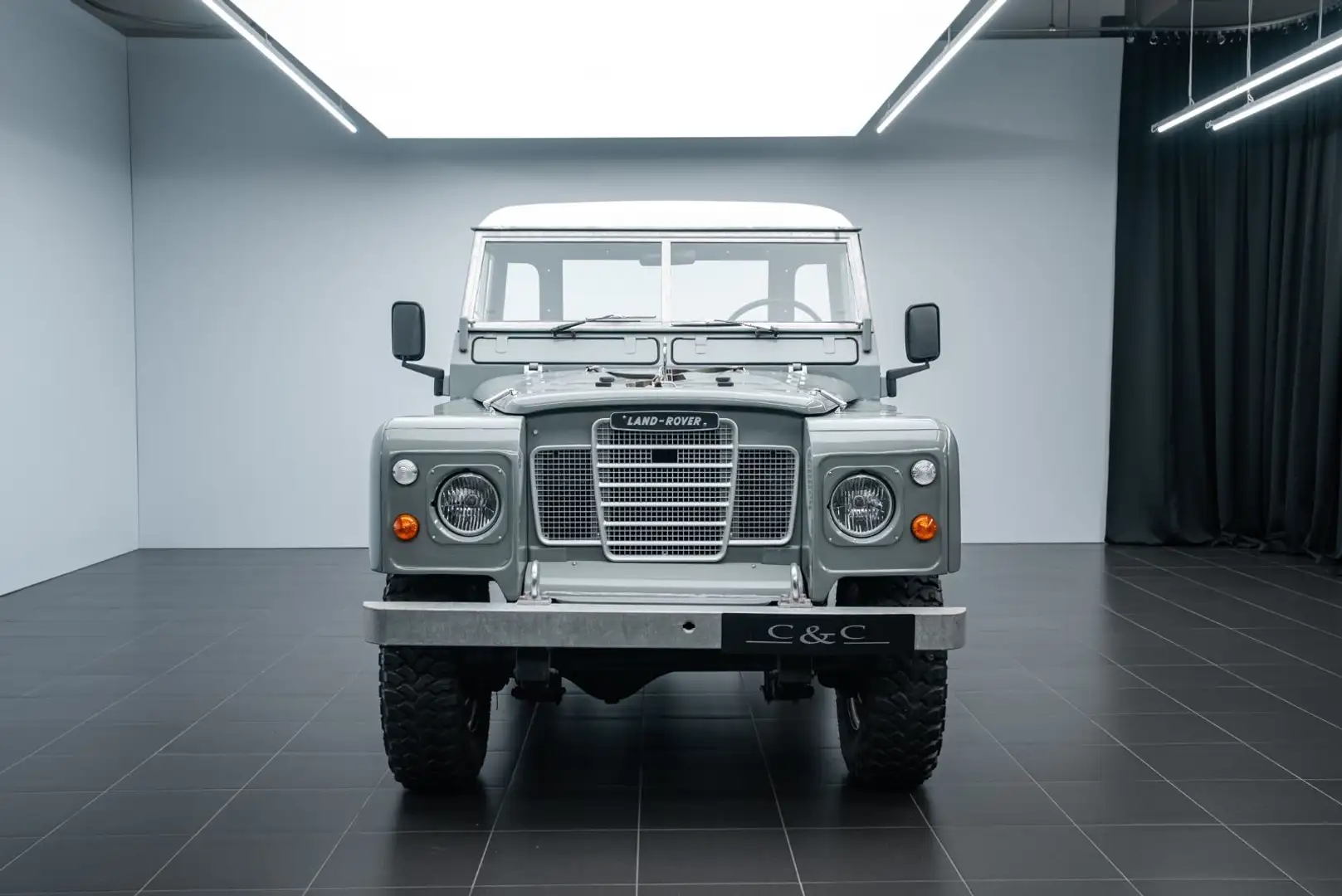 Land Rover Series 109 LWB/MILITÄRAUSFÜHRUNG/RESTAURIERT Grau - 2
