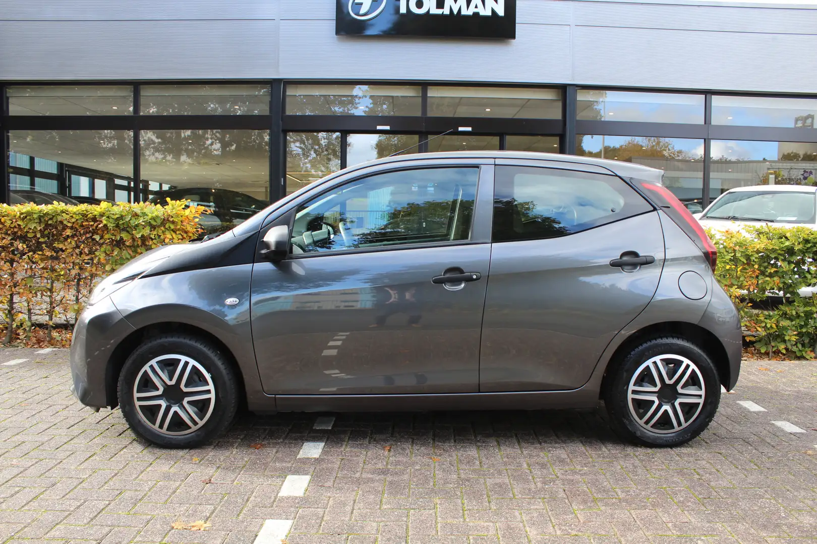 Toyota Aygo 1.0 VVT-i x-Fun 5-Deurs | Rijklaar | 4700km NAP! | Gris - 2