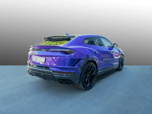 Lamborghini Urus view 3