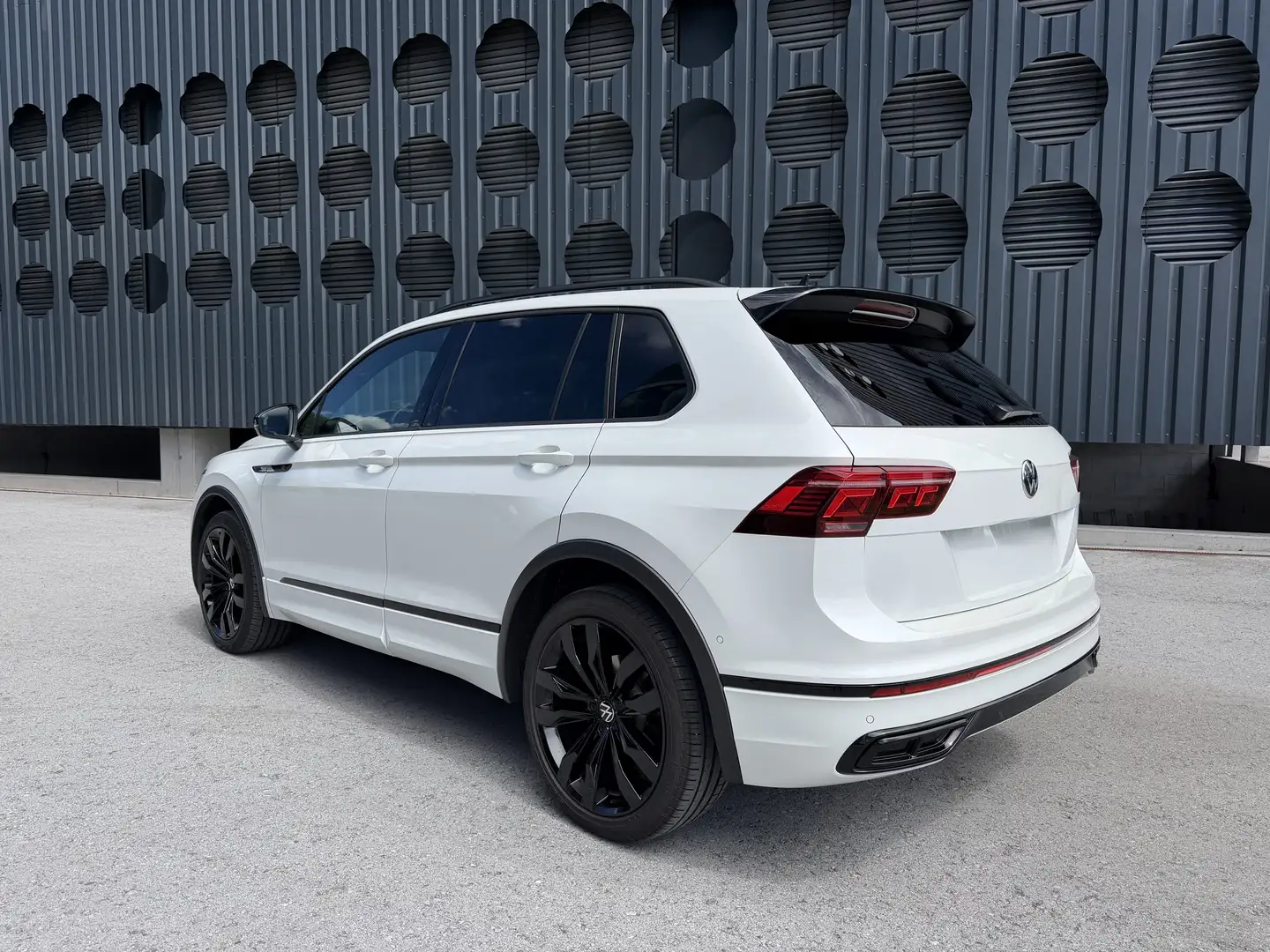 Volkswagen Tiguan 2,0 TDI 4Motion R-Line DSG Weiß - 2