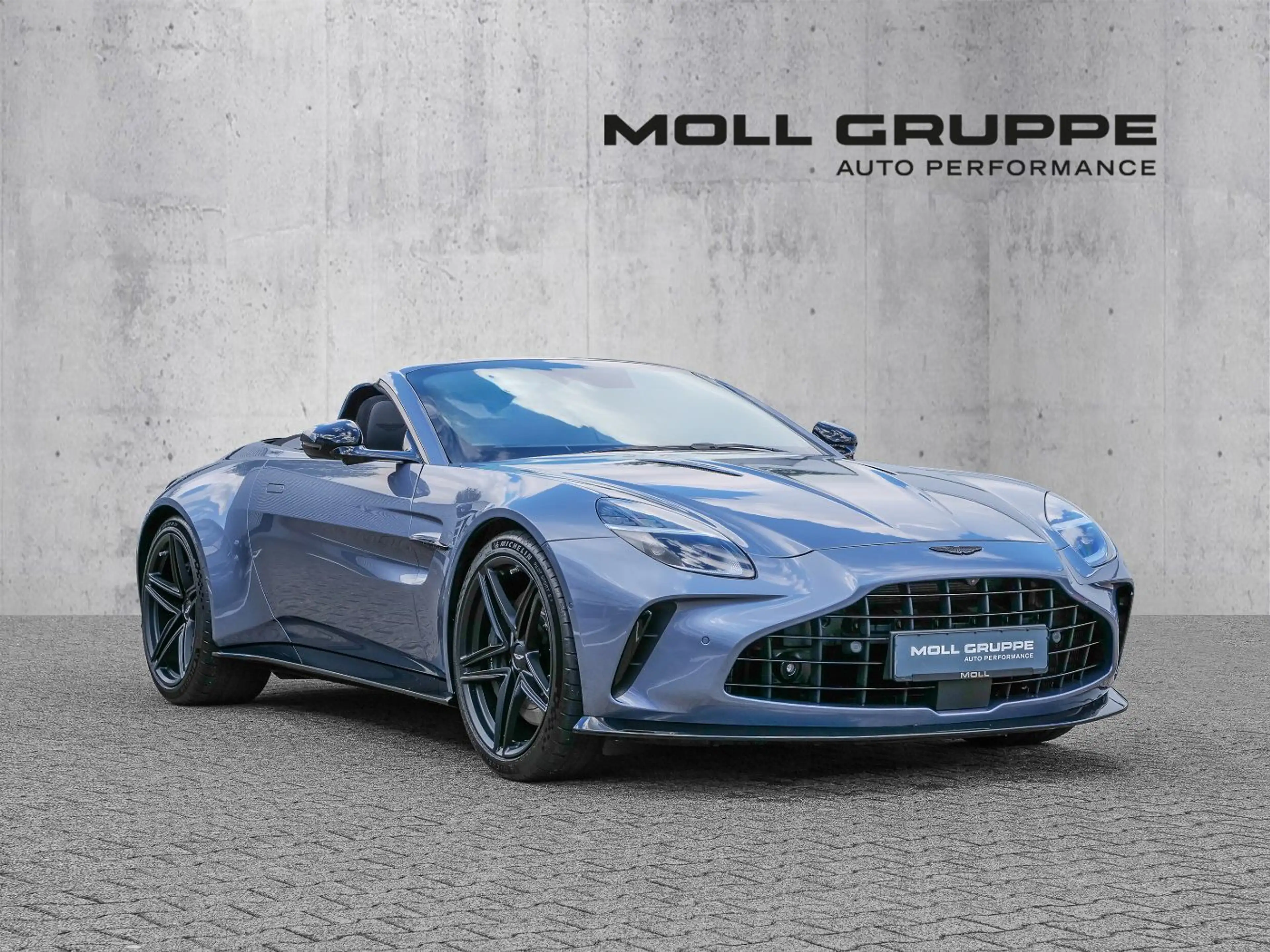 Aston Martin V8 Vantage Roadster Concours Blue — photo 2