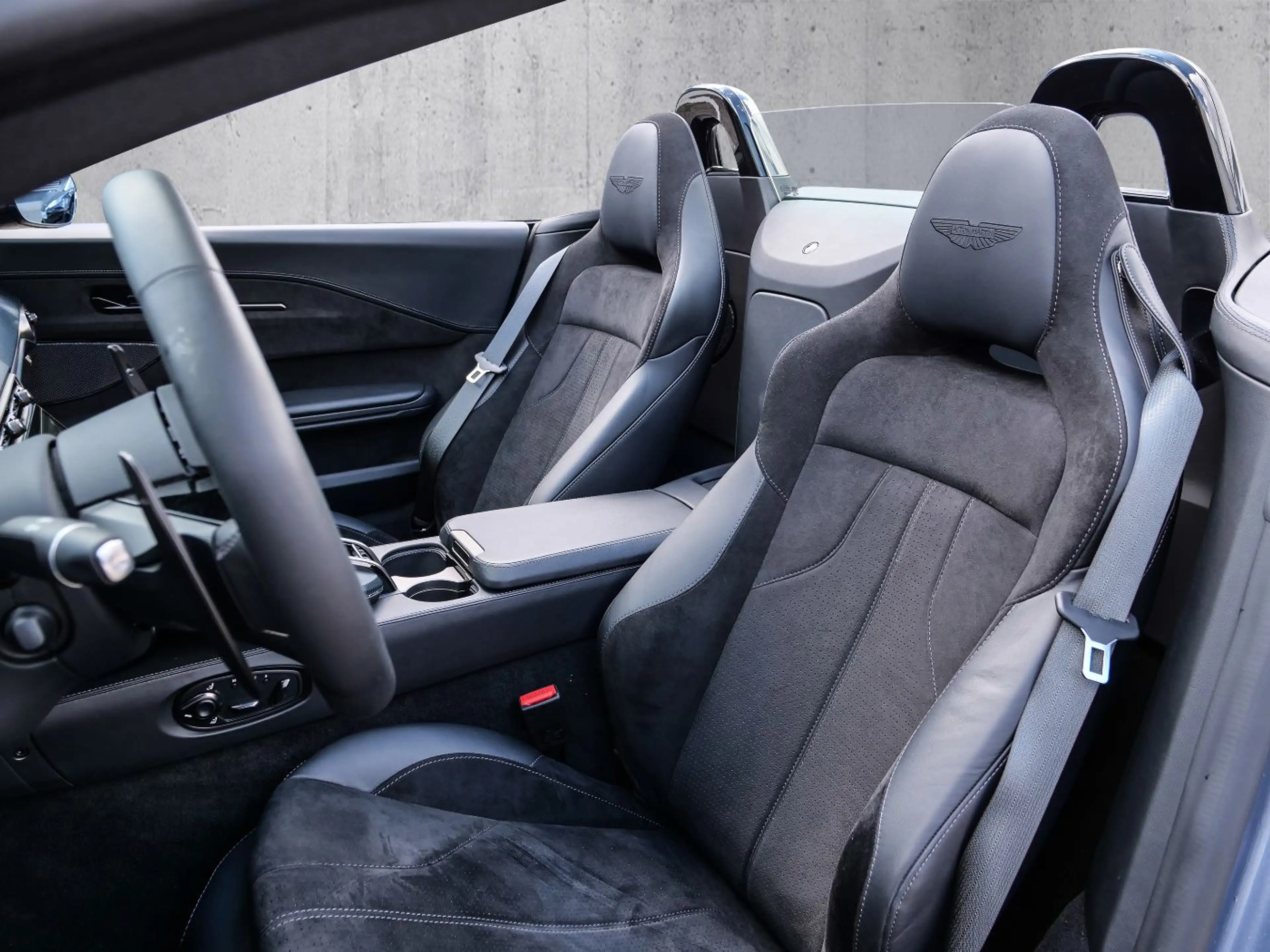 Aston Martin V8 Vantage Roadster Concours Blue — photo 15
