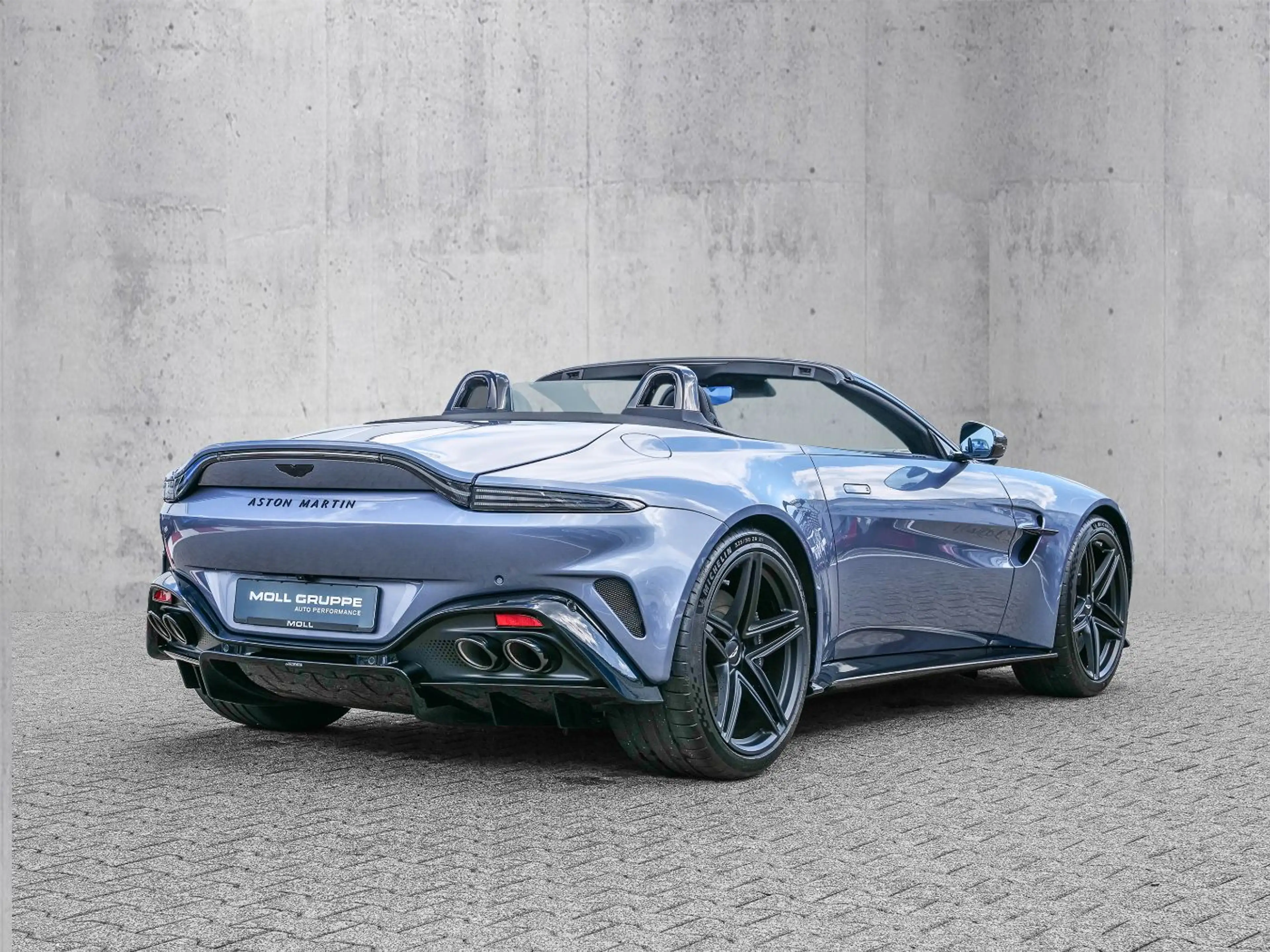 Aston Martin V8 Vantage Roadster Concours Blue — photo 3