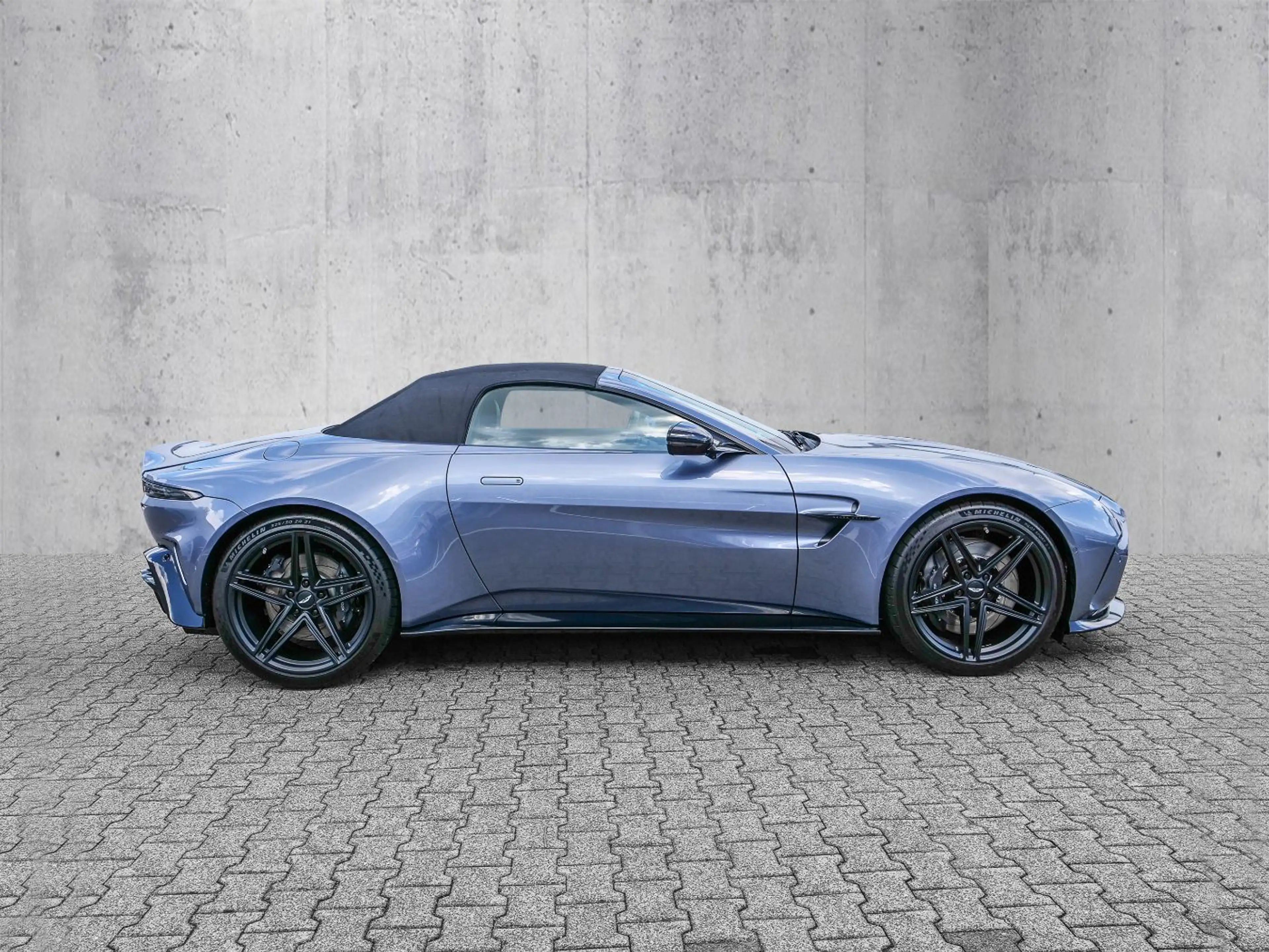 Aston Martin V8 Vantage Roadster Concours Blue — photo 11