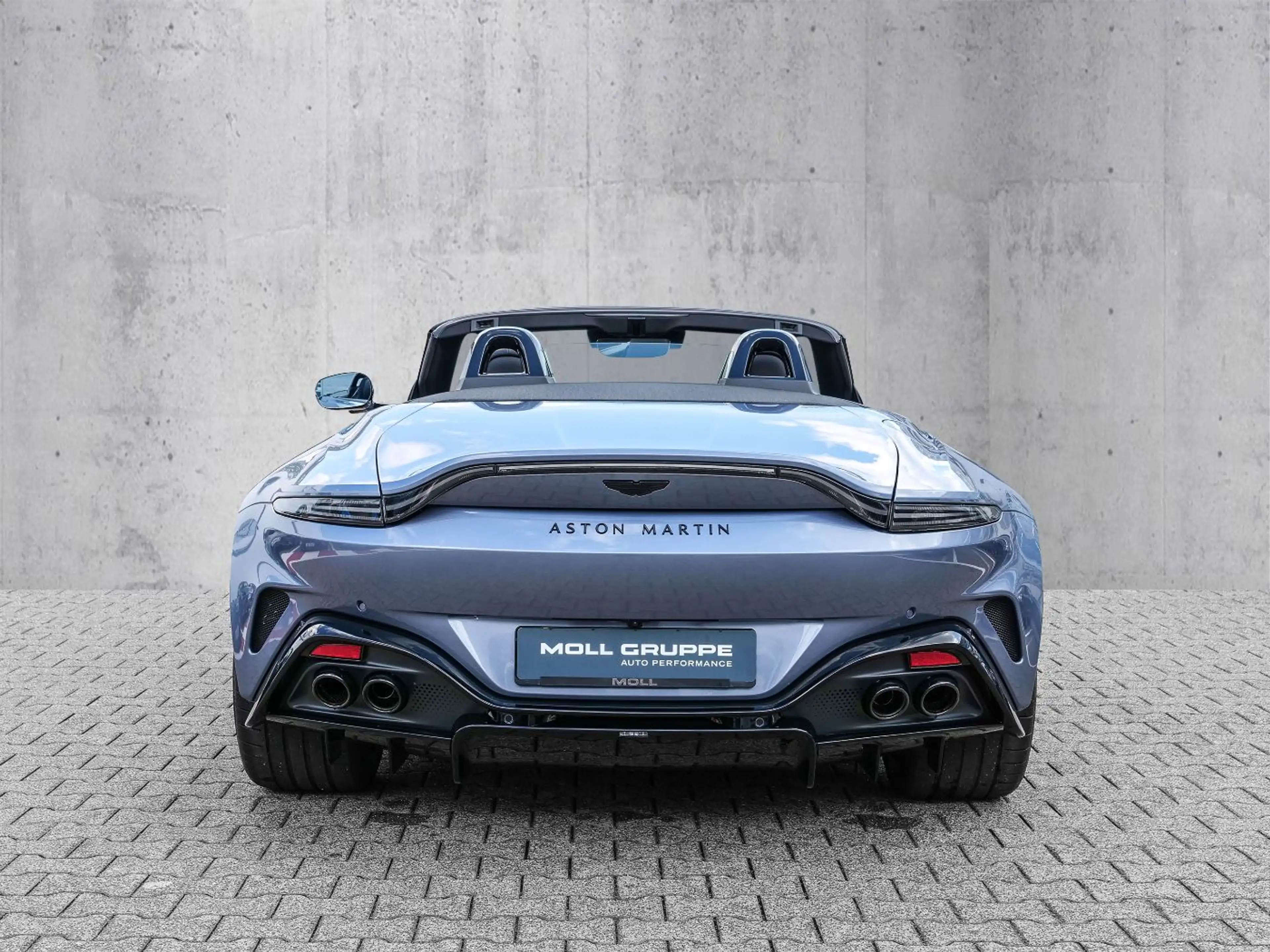 Aston Martin V8 Vantage Roadster Concours Blue — photo 5