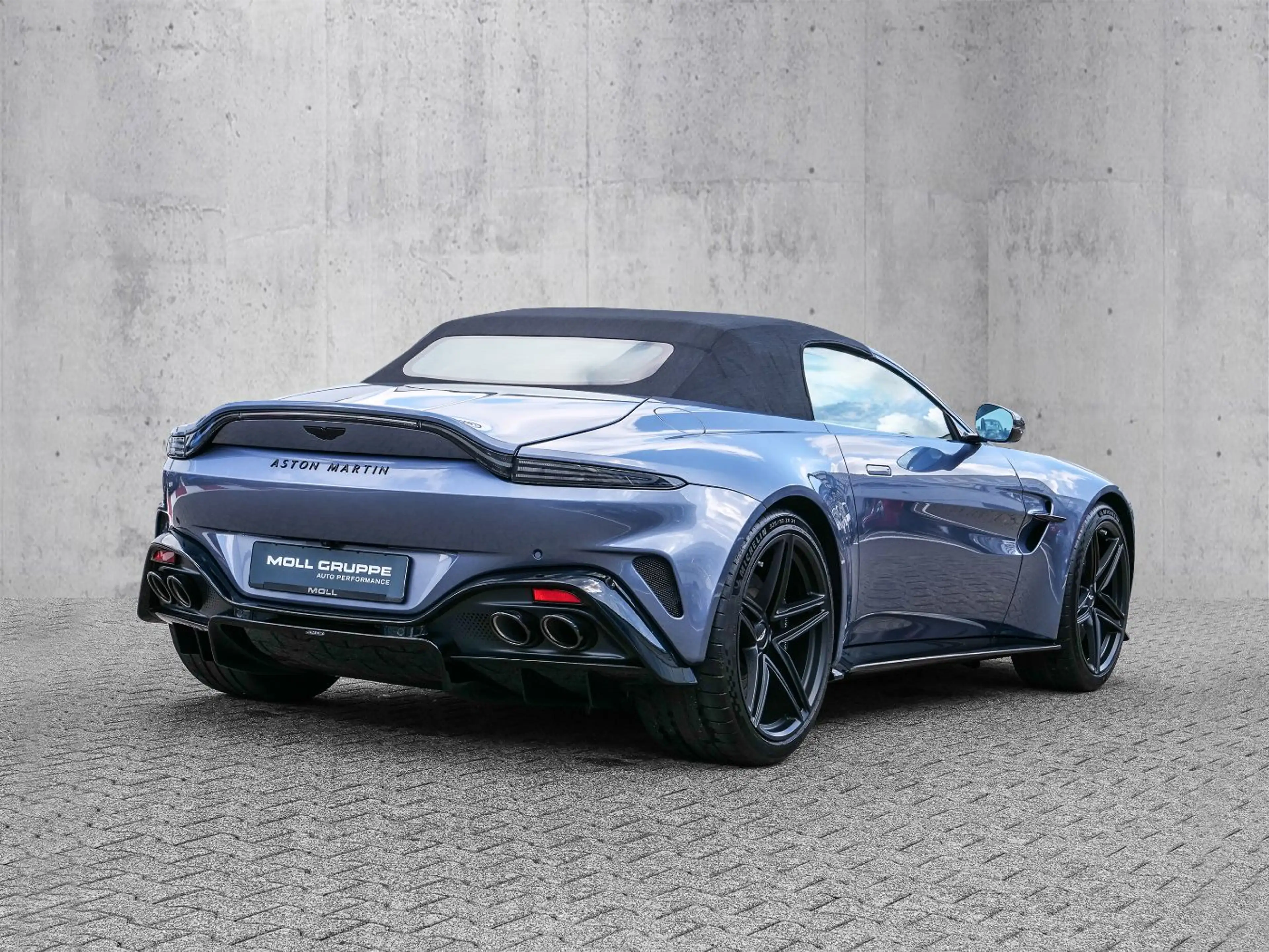 Aston Martin V8 Vantage Roadster Concours Blue — photo 12