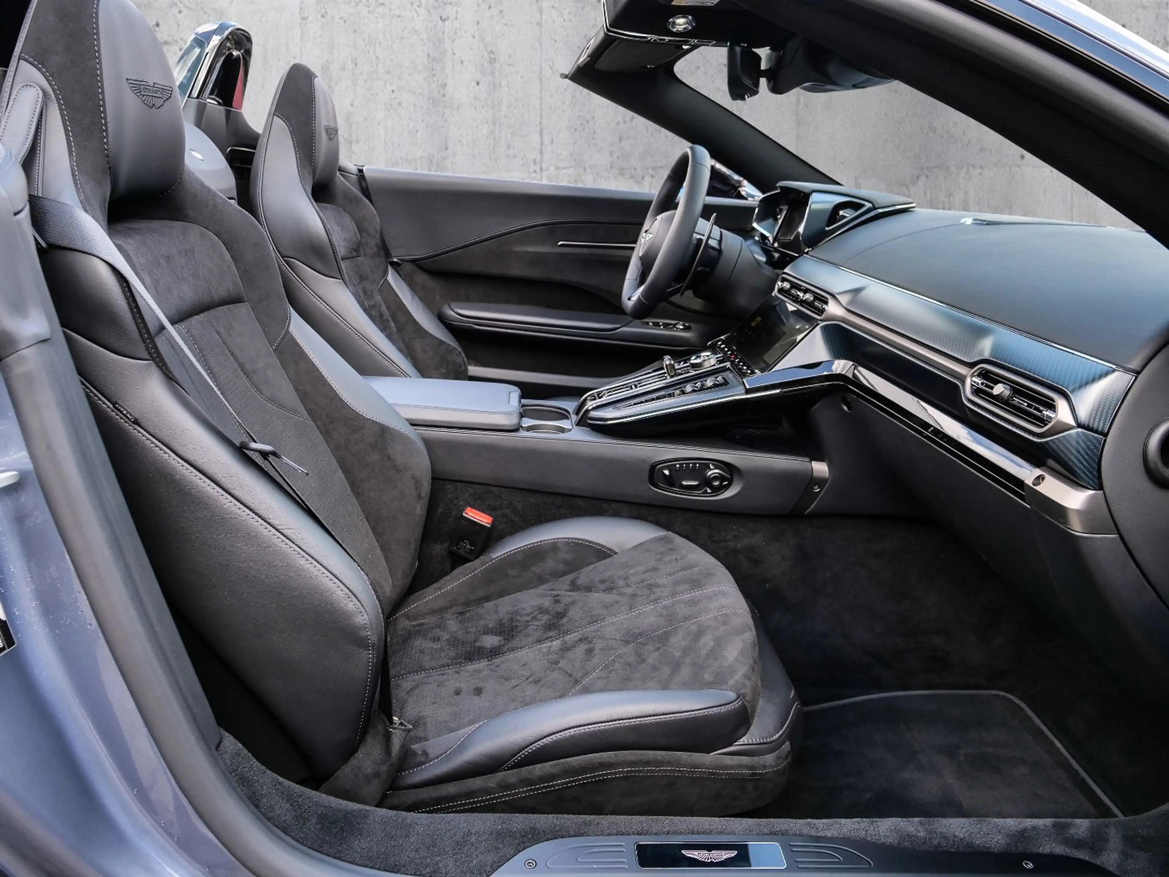 Aston Martin V8 Vantage Roadster Concours Blue — photo 7