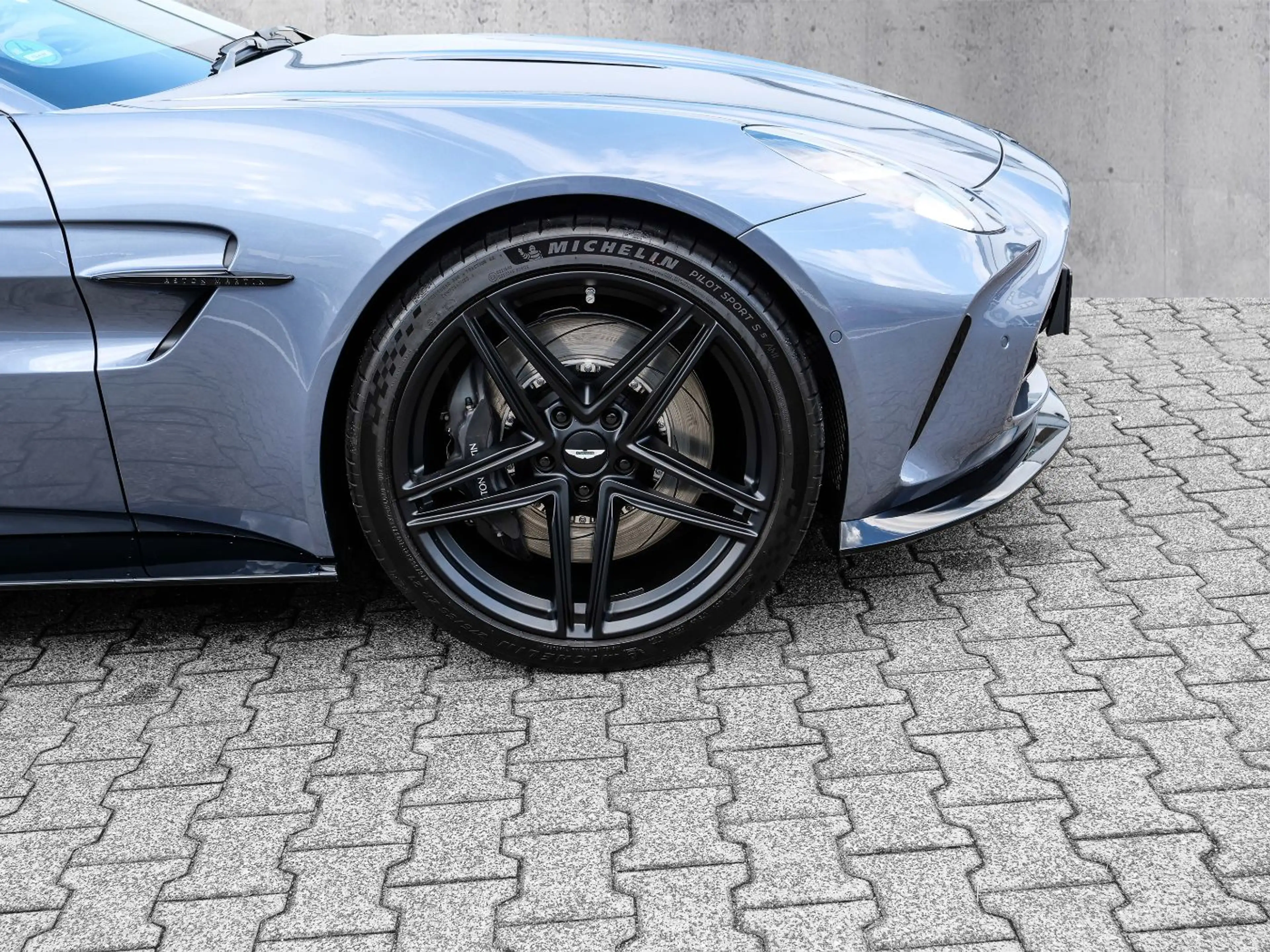 Aston Martin V8 Vantage Roadster Concours Blue — photo 10