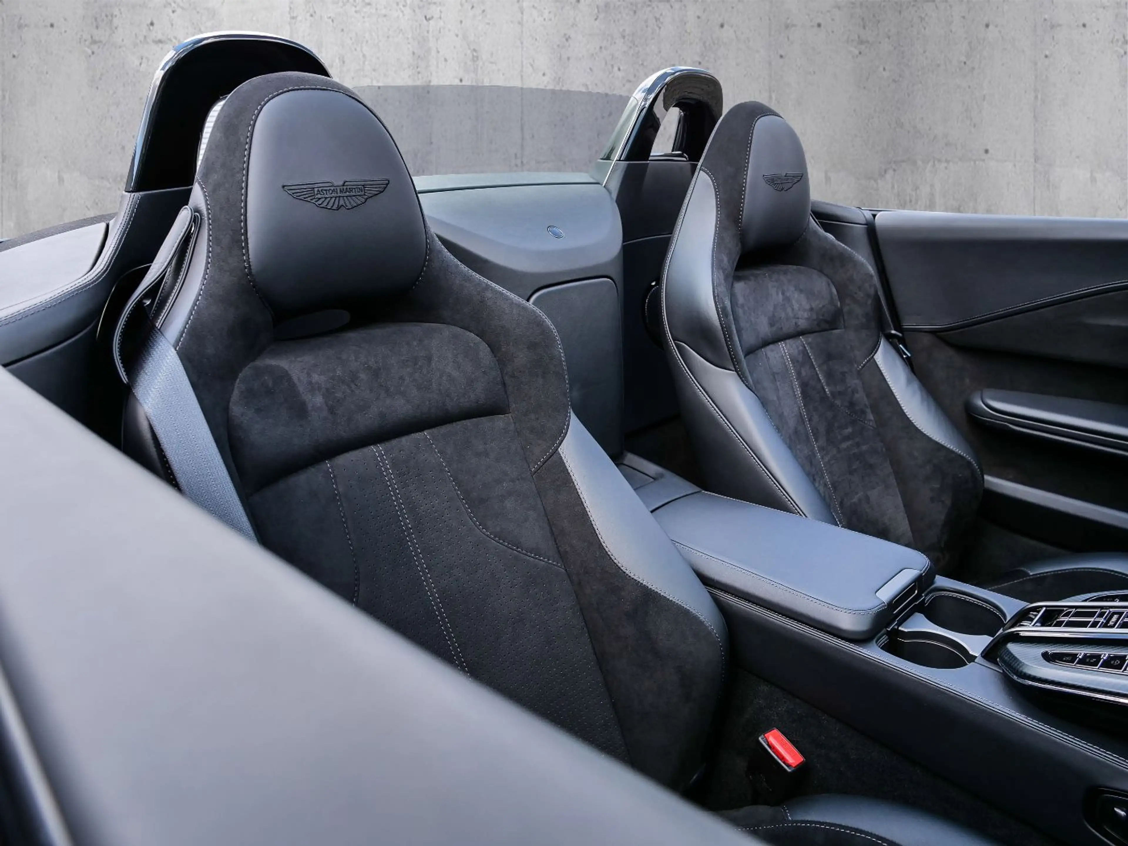 Aston Martin V8 Vantage Roadster Concours Blue — photo 14