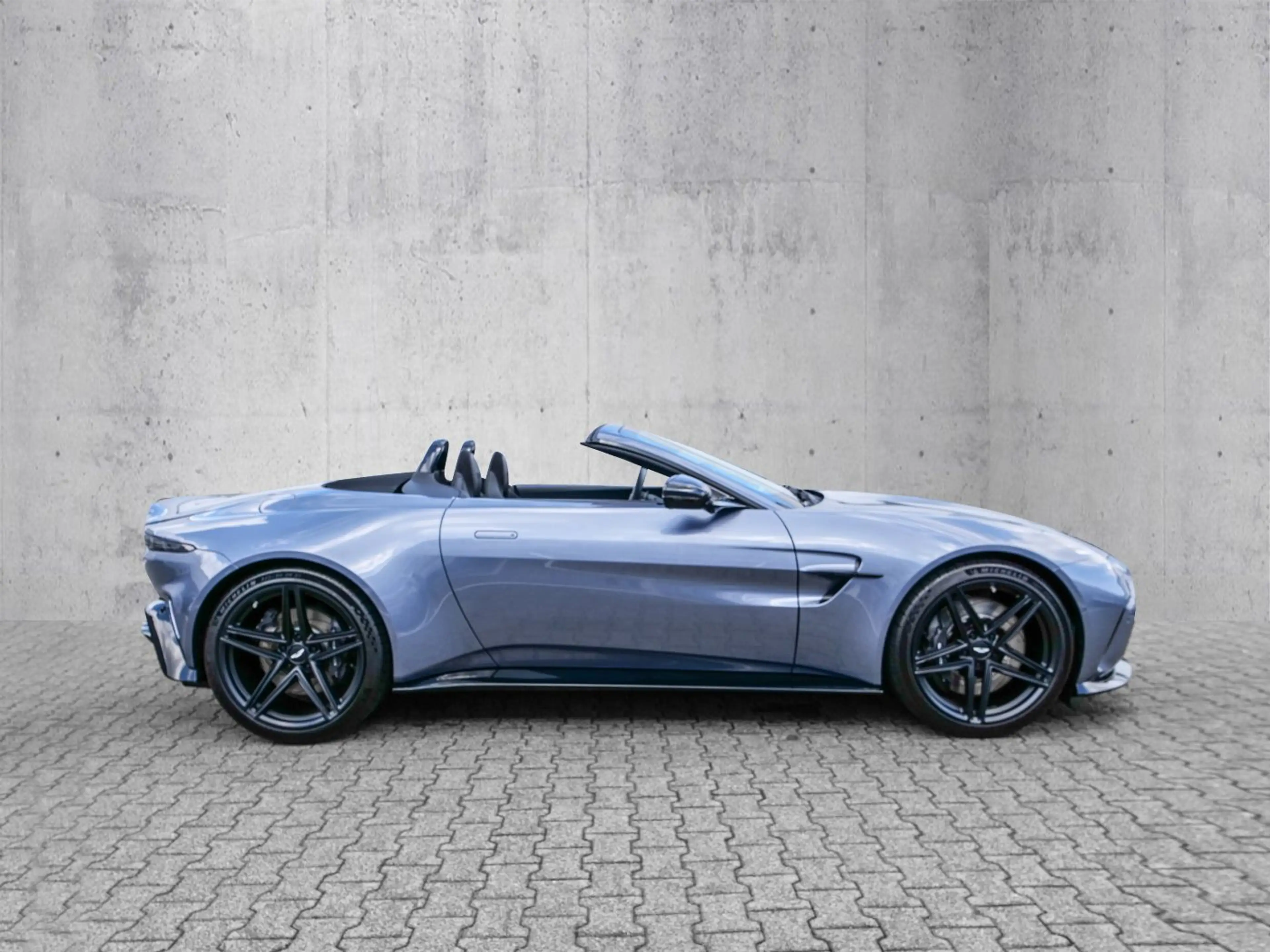 Aston Martin V8 Vantage Roadster Concours Blue — photo 4