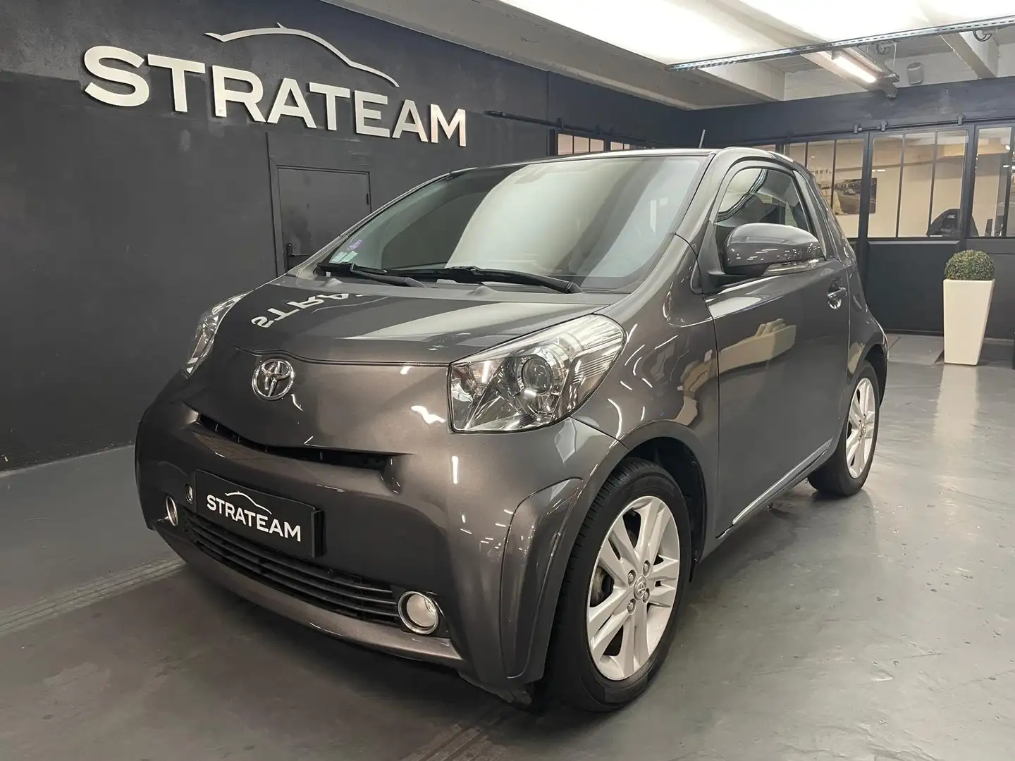 Toyota iQ 1.3 VVTI Grau - 1