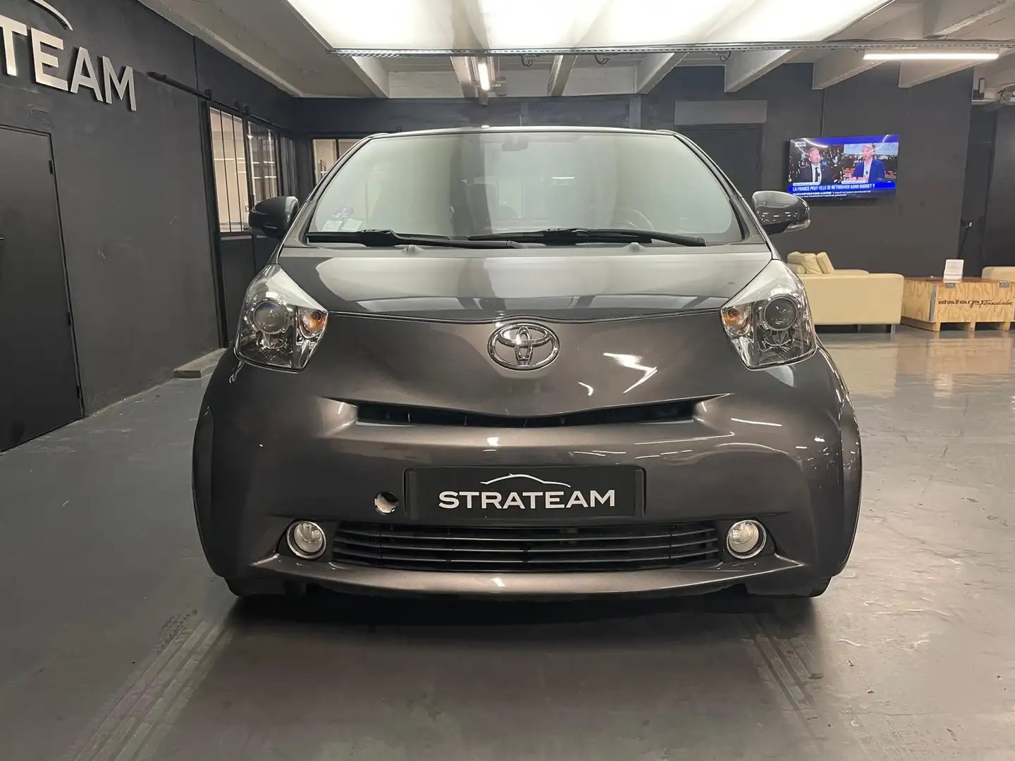 Toyota iQ 1.3 VVTI Grau - 2