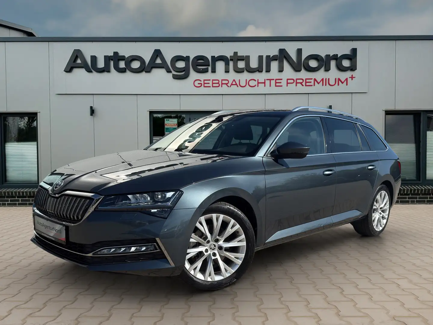 Skoda Superb Combi 1.4 TSI iV DSG Style+LED+KAMERA+SHZ Grau - 1