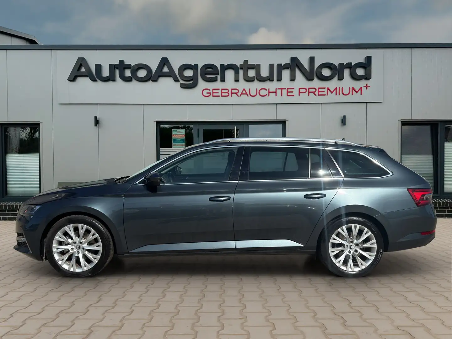 Skoda Superb Combi 1.4 TSI iV DSG Style+LED+KAMERA+SHZ Grau - 2