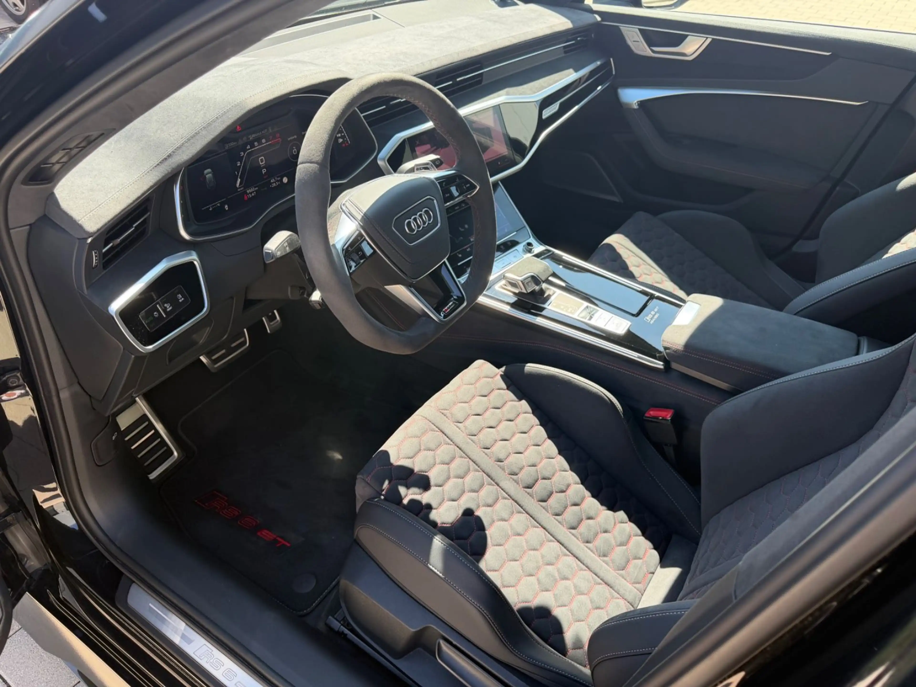 Audi RS6 GT Avant 464/660 schwarz/schwarz/schwarz — photo 11