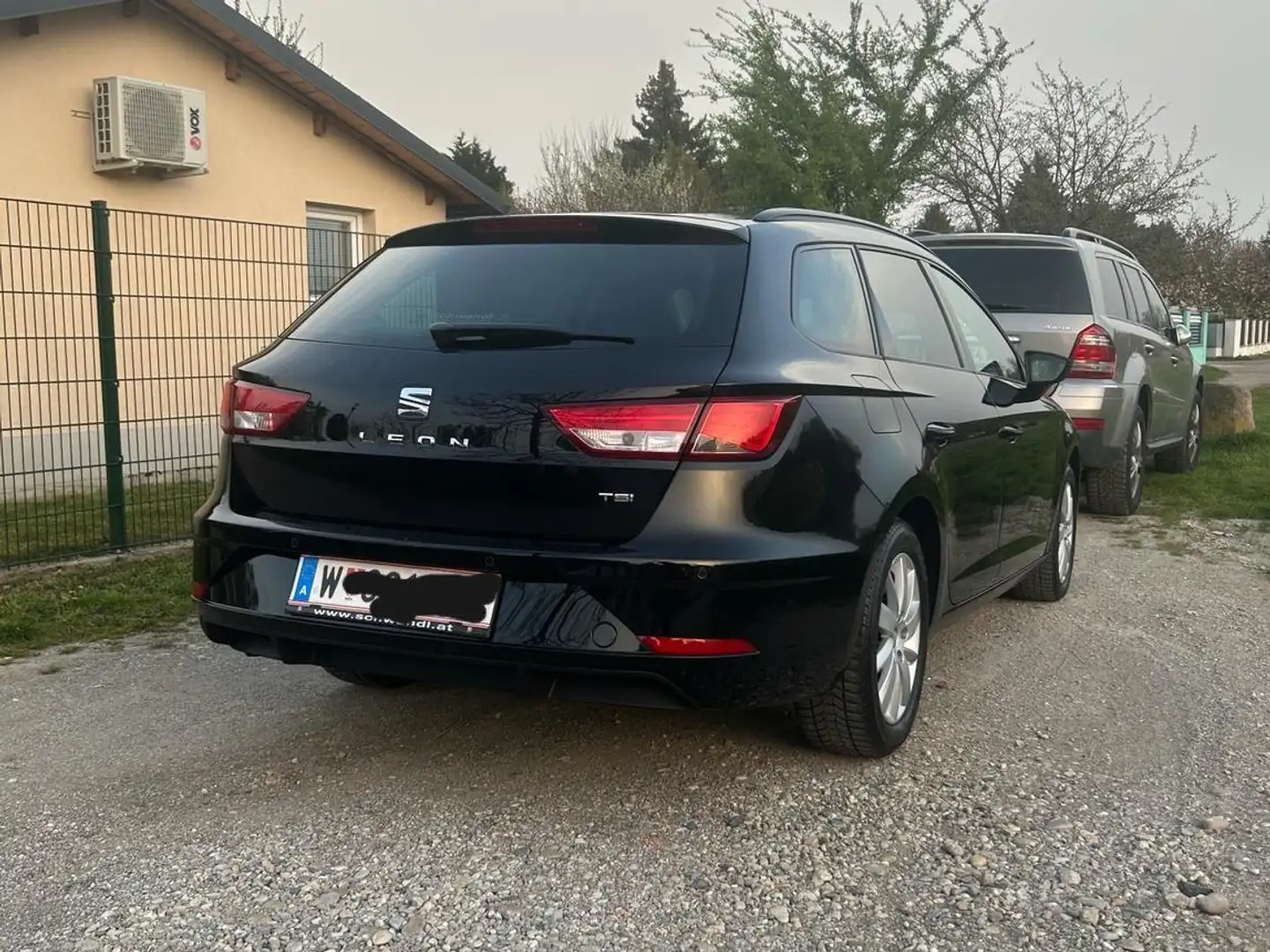 SEAT Leon ST Reference 1,2 TSI Schwarz - 2