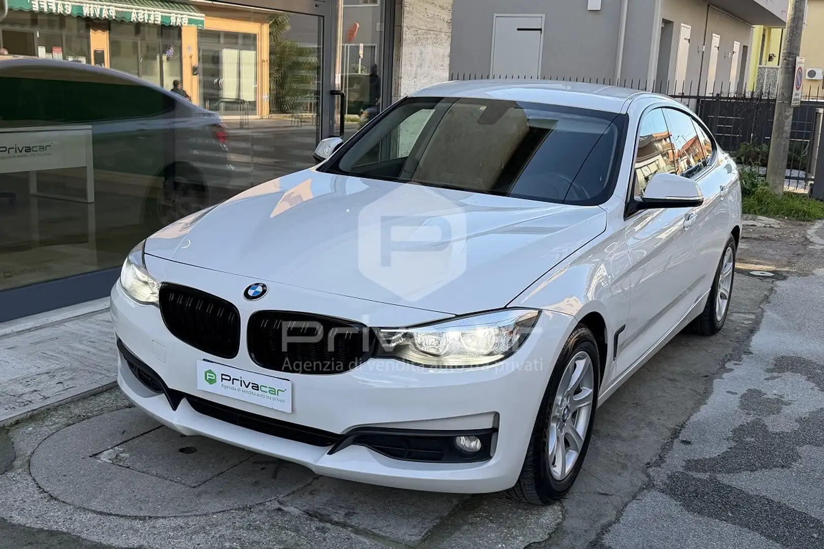BMW 320 320d Gran Turismo Business Advantage aut. Wit - 1