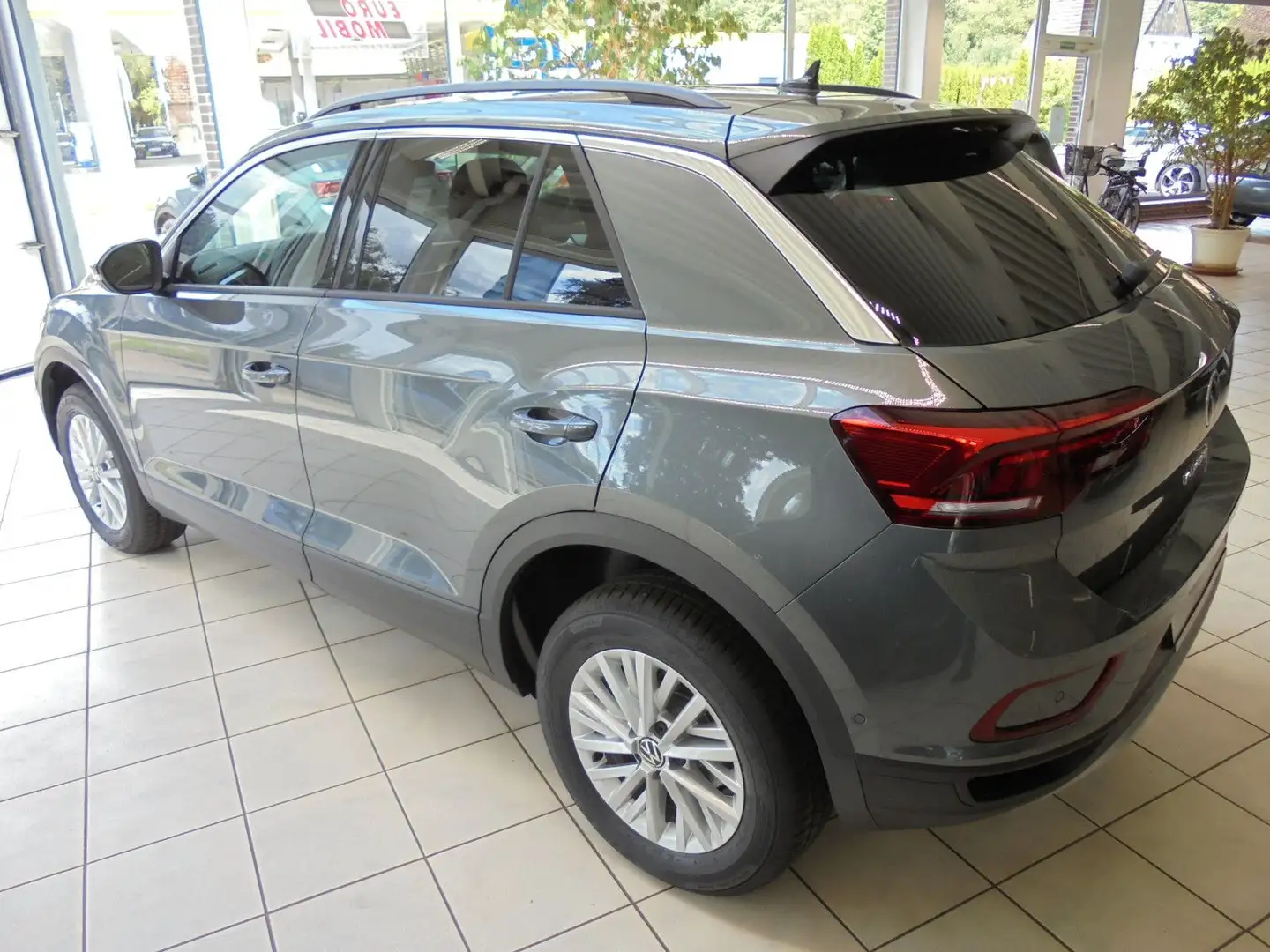Volkswagen T-Roc LifeDSG/Navi/AHK/Kamera/LED/4JahreGarantie Grijs - 2