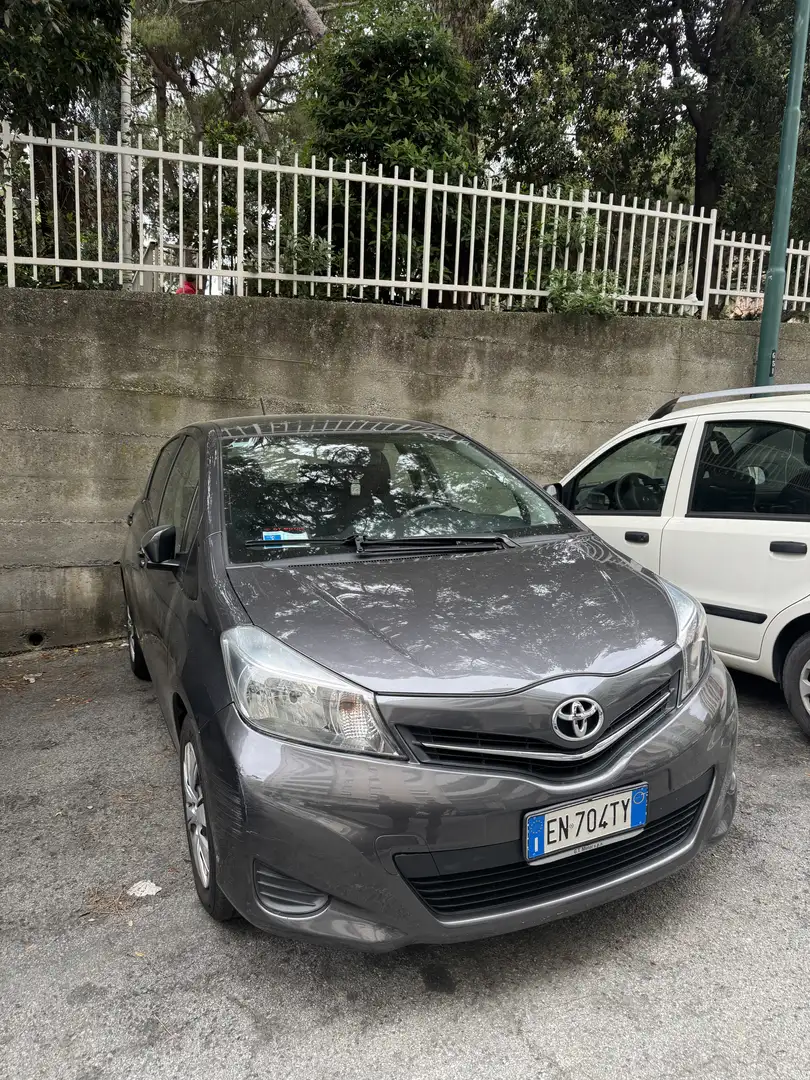 Toyota Yaris 5p 1.0 2012 Grigio - 2