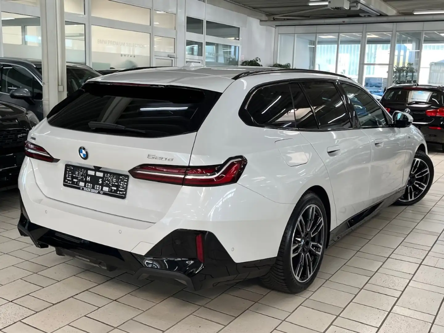 BMW 520 d xDrive Touring M Sport AHK StandHzg Travel+Comf. Weiß - 2