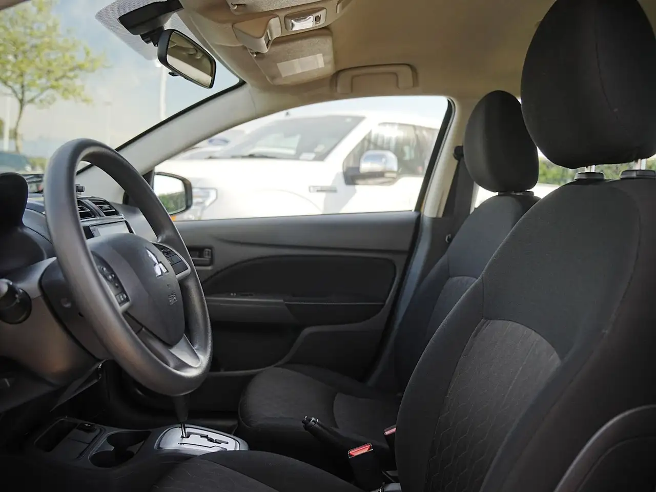 Mitsubishi Mirage снимка Mitsubishi Mirage