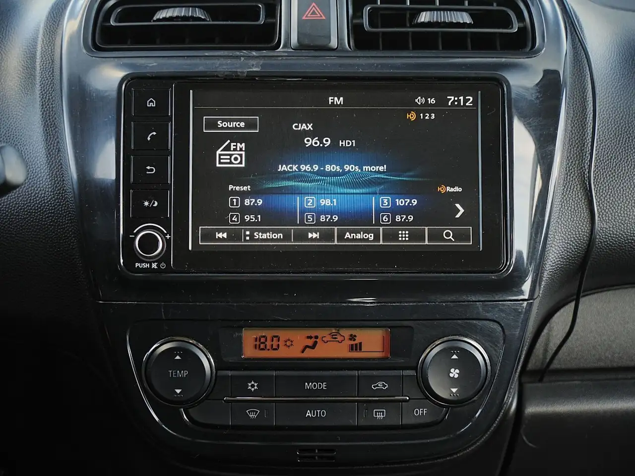 Mitsubishi Mirage снимка Mitsubishi Mirage
