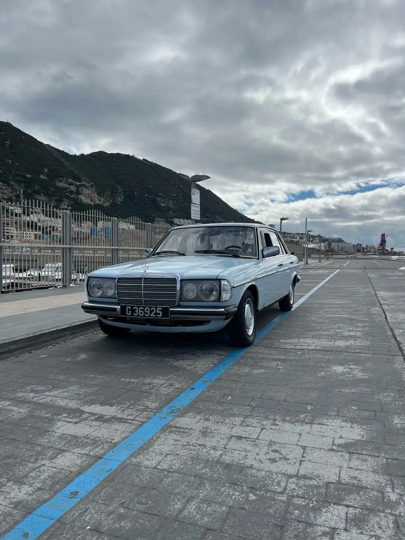Mercedes-Benz 240 D - 2