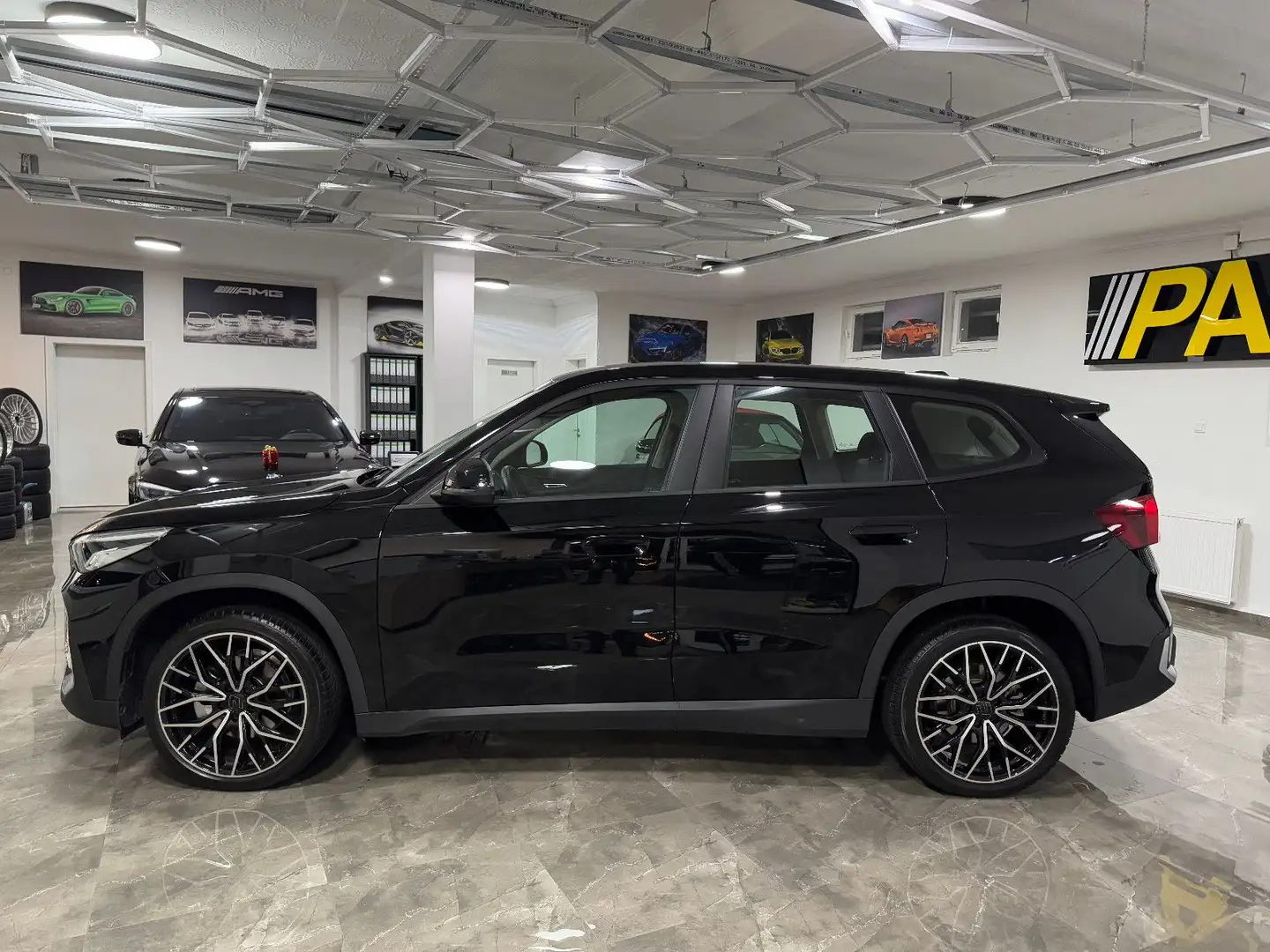BMW iX1 20 eDrive / Navi Sitzheizung Rückfahrkamera Schwarz - 2