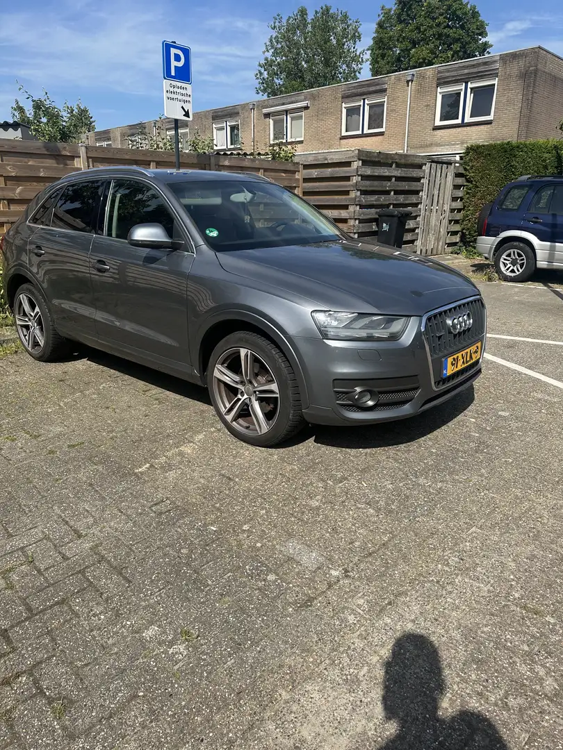 Audi Q3 2.0 TFSI q. Pro Line Grijs - 2