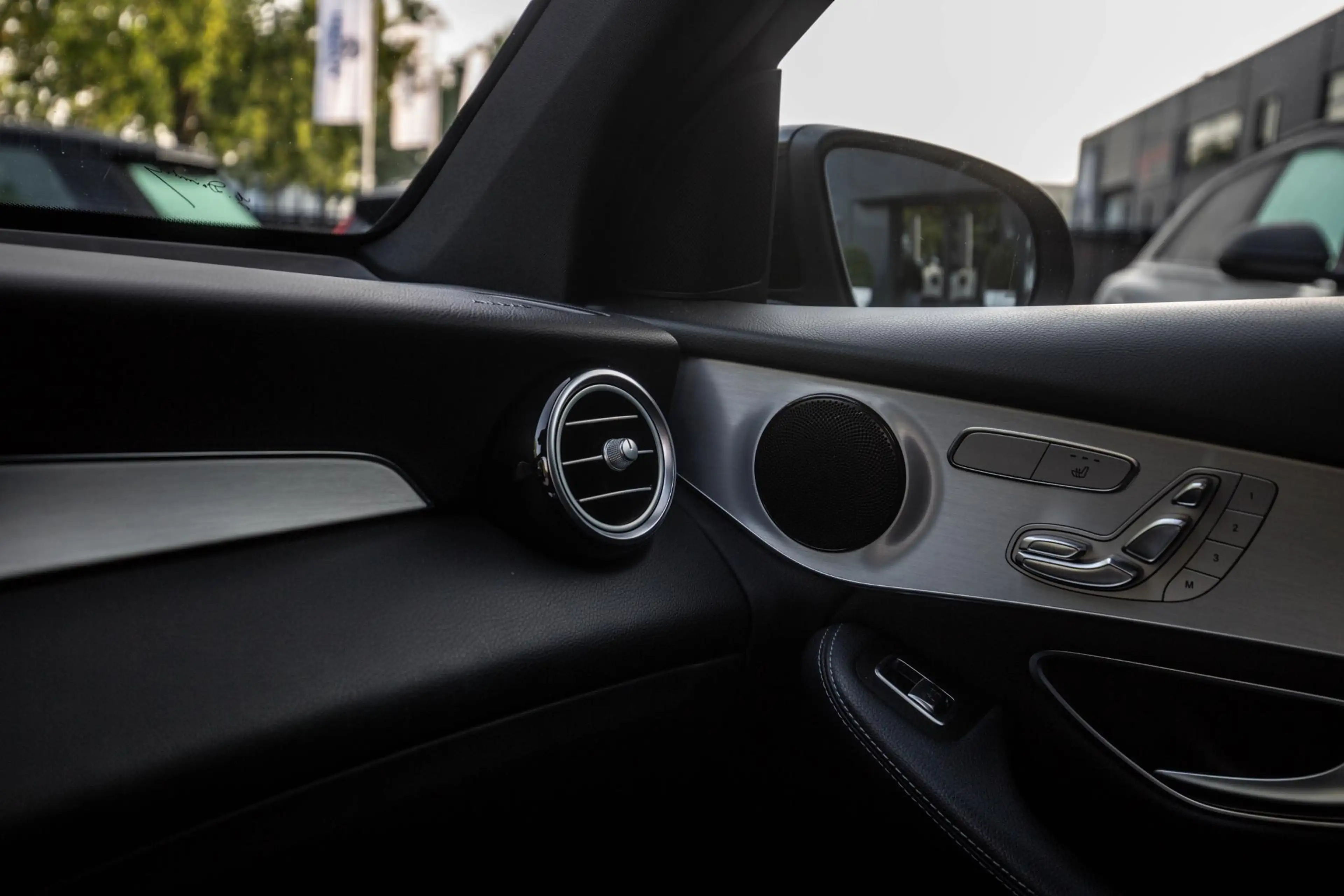 Mercedes-Benz GLC 250 4MATIC — photo 23