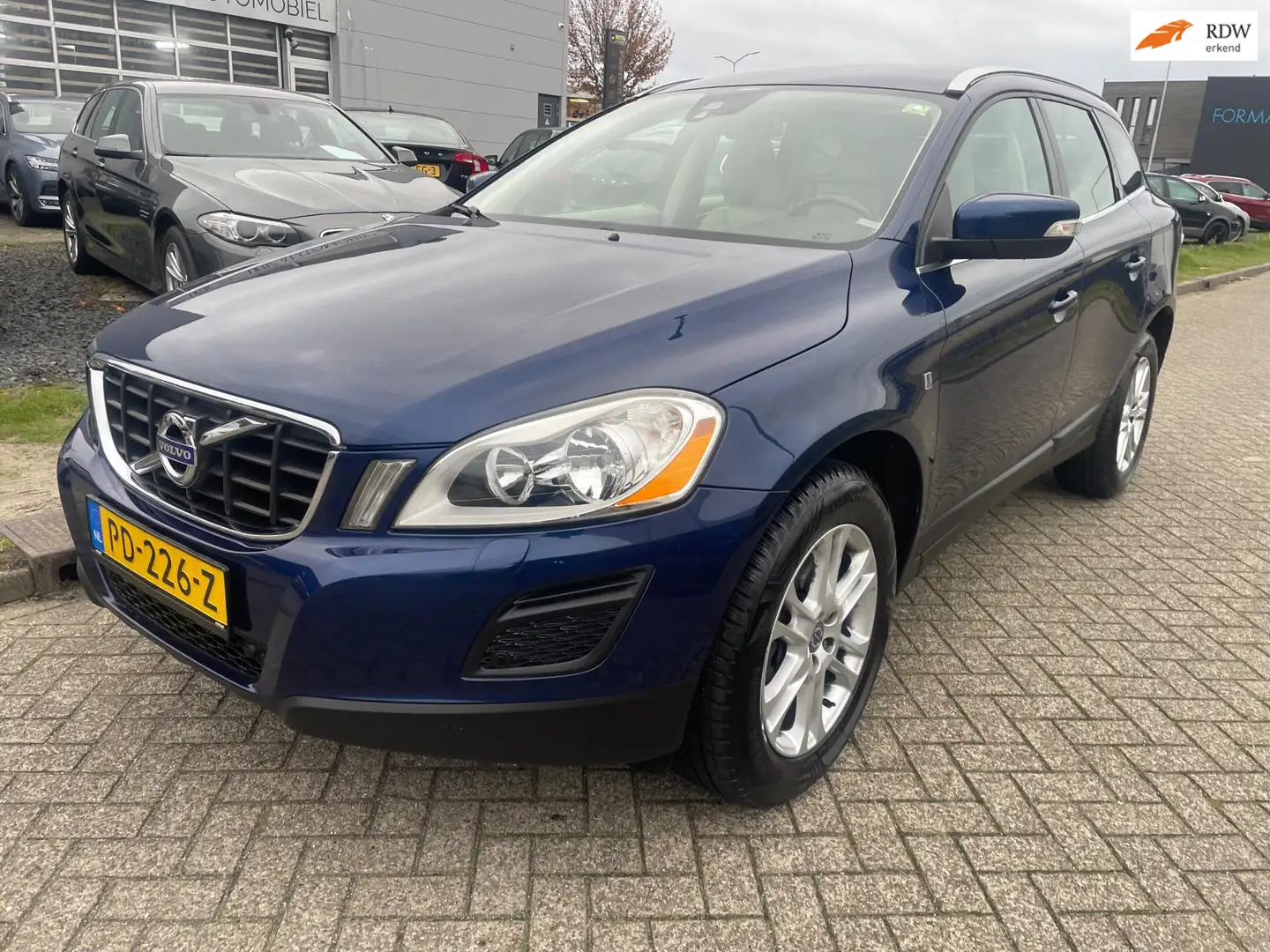 Volvo XC60 2.0 D4 Momentum 5 Cilinder 120 kw Garantie Bleu - 1