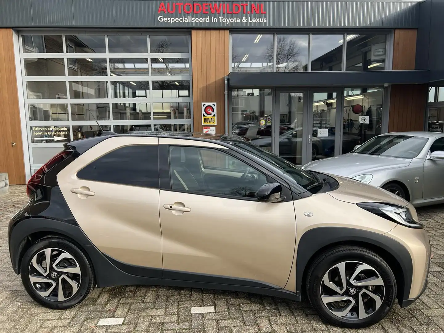Toyota Aygo X 1.0 12v Pulse 5-drs + FABRIEKSGARANTIE Beige - 1