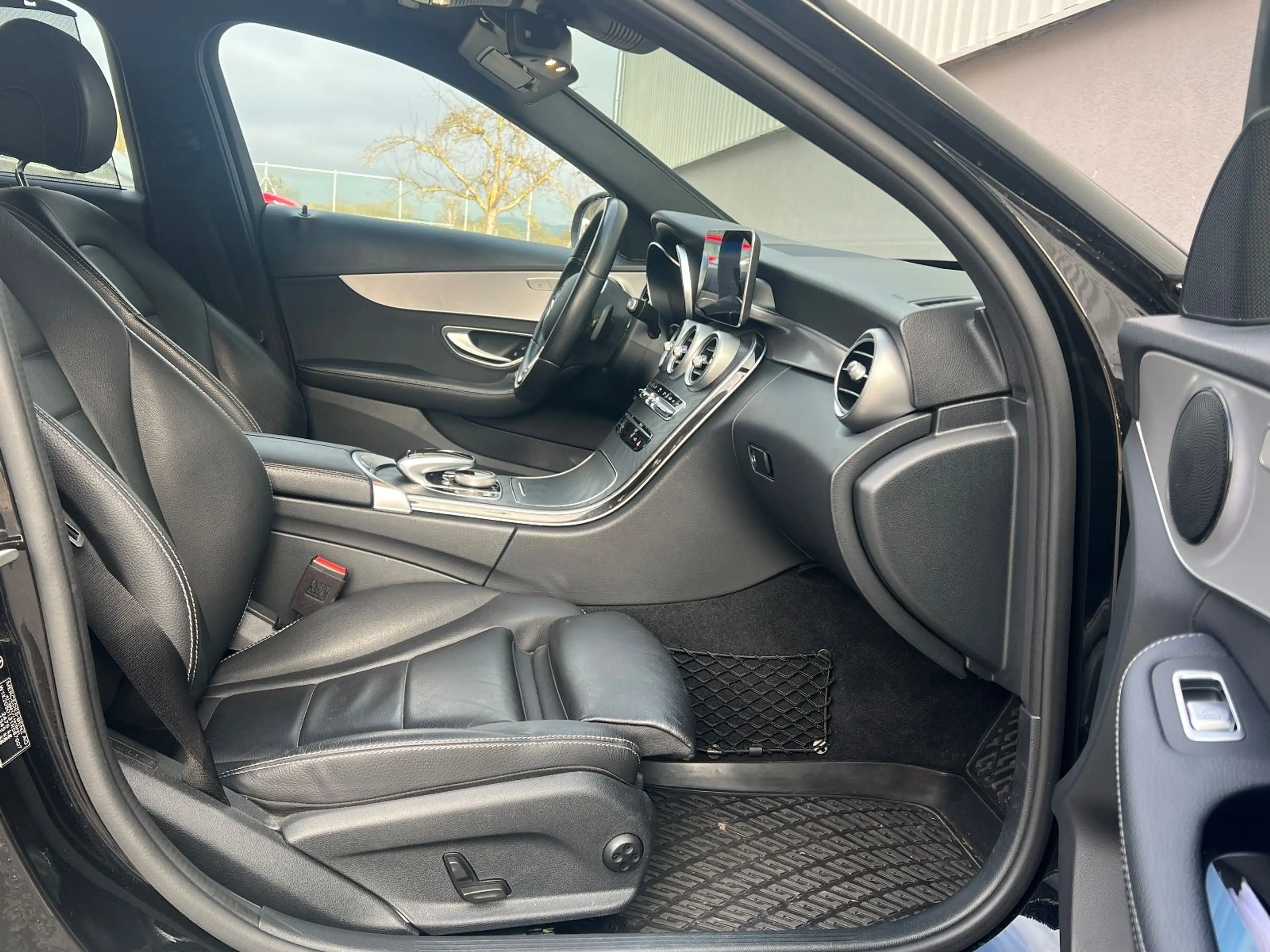 Mercedes-Benz C 300 Limousine *TÜVNEU*LEDER*LED*NAVI* — photo 14
