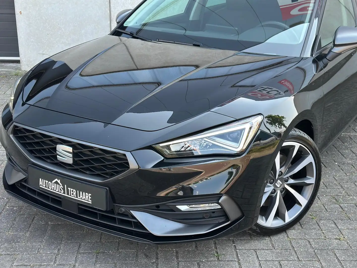 SEAT Leon FR 1.5 eTSI DSG Trekh Beats Carplay Sportstourer Zwart - 2