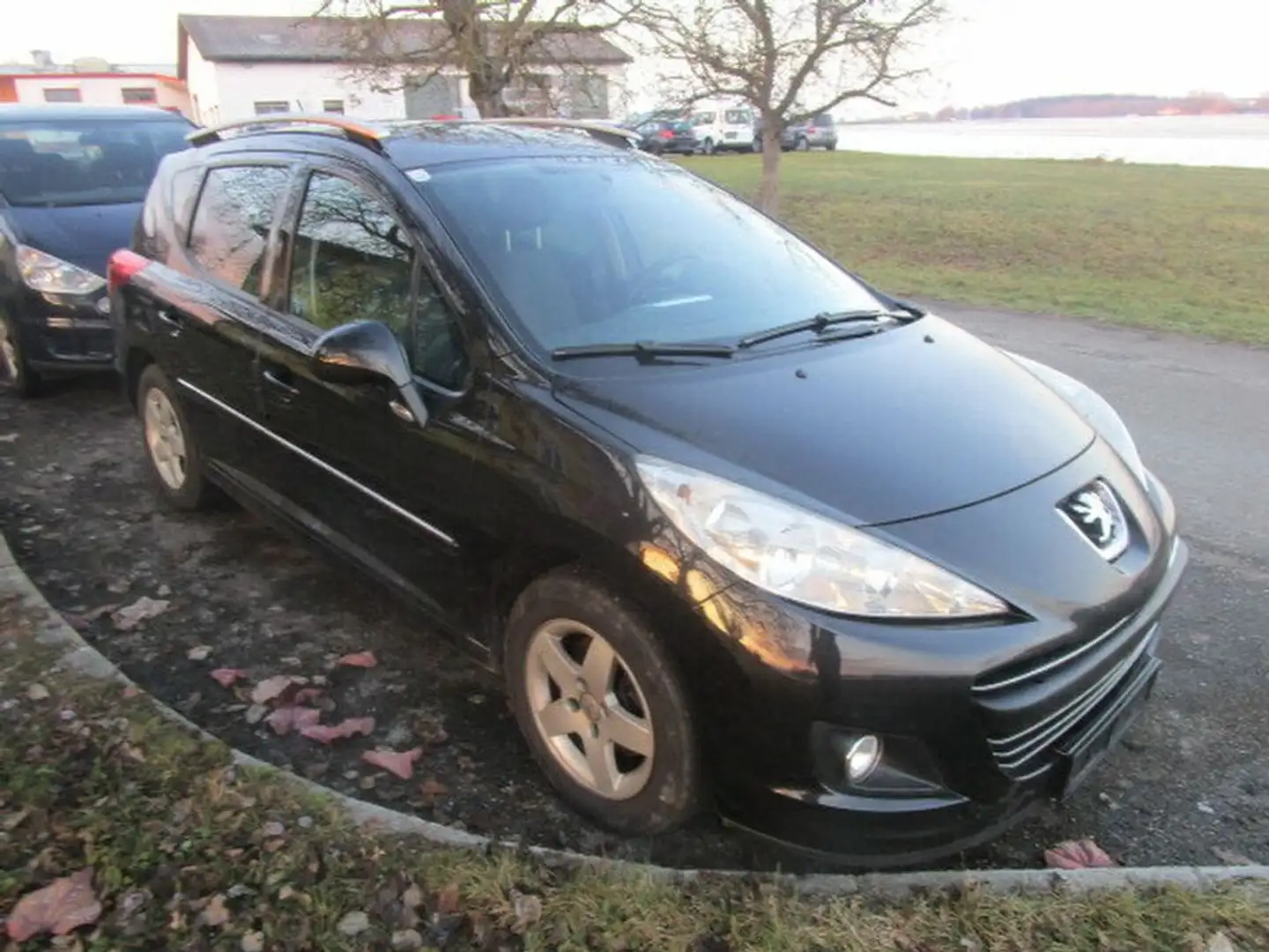 Peugeot 207 Active Schwarz - 2