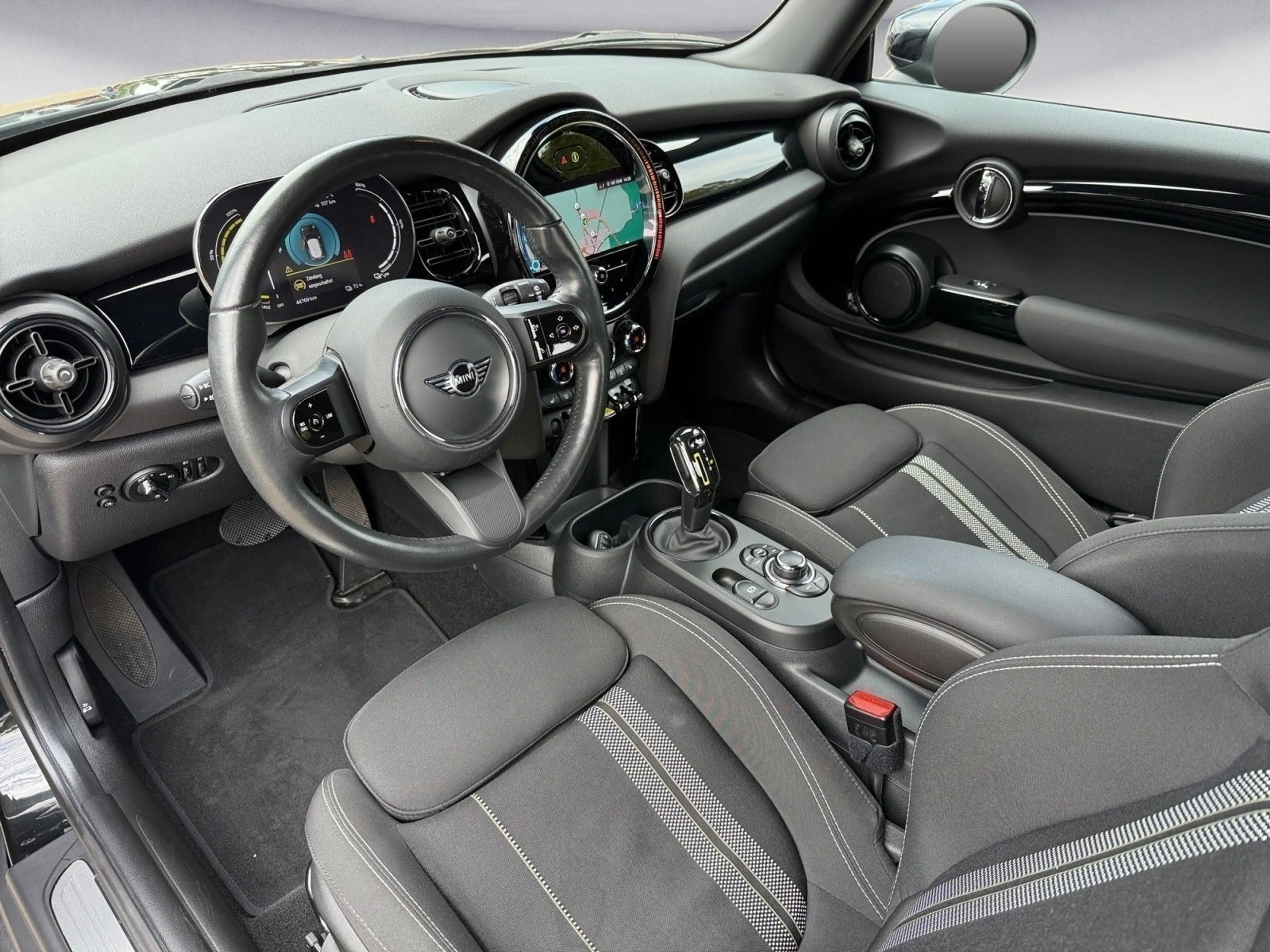 MINI Cooper SE . Classic Trim Navi Klima PDC DAB LED S — photo 10