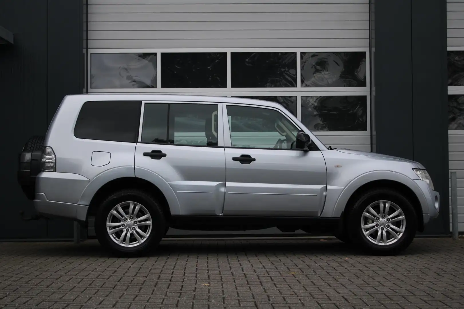 Mitsubishi Pajero 3.2 DI-D 200pk 4WD Grijskenteken Automaat Marge 33 Grijs - 2