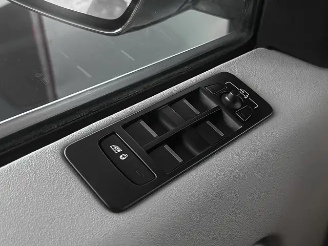 Land Rover Discovery Sport view 13