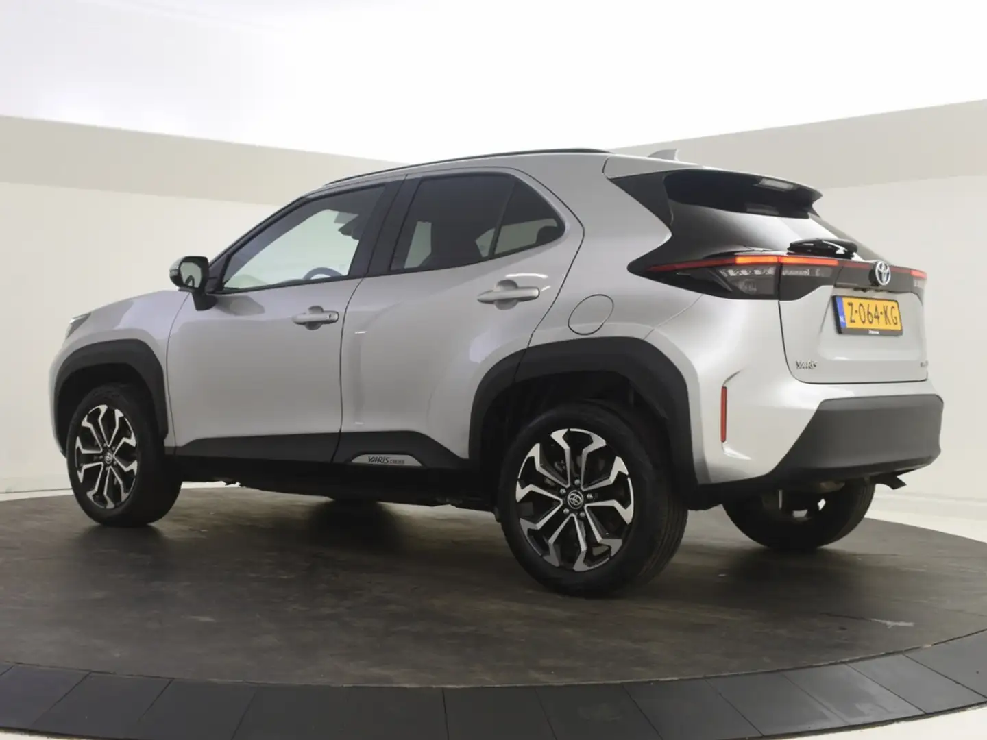 Toyota Yaris Cross 1.5 Hybrid Dynamic | Navigatie | Carplay Grijs - 2