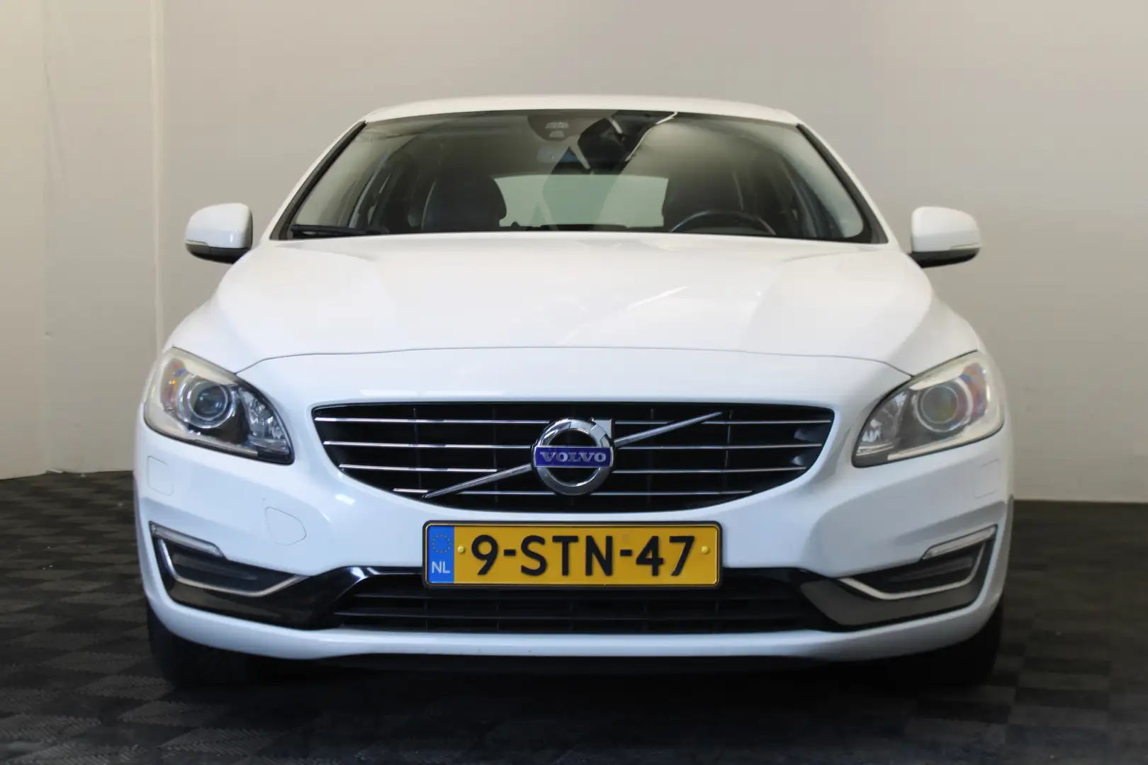 Volvo V60 2.4 D6 AWD Plug-In Hybrid Summum |Leder|Stoelverwa Fehér - 2