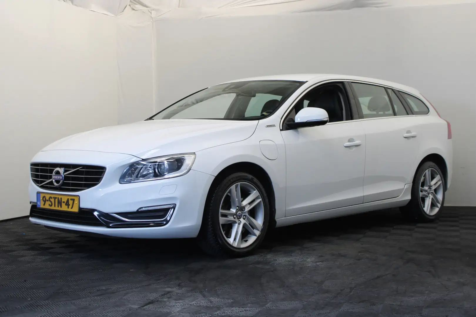 Volvo V60 2.4 D6 AWD Plug-In Hybrid Summum |Leder|Stoelverwa Fehér - 1