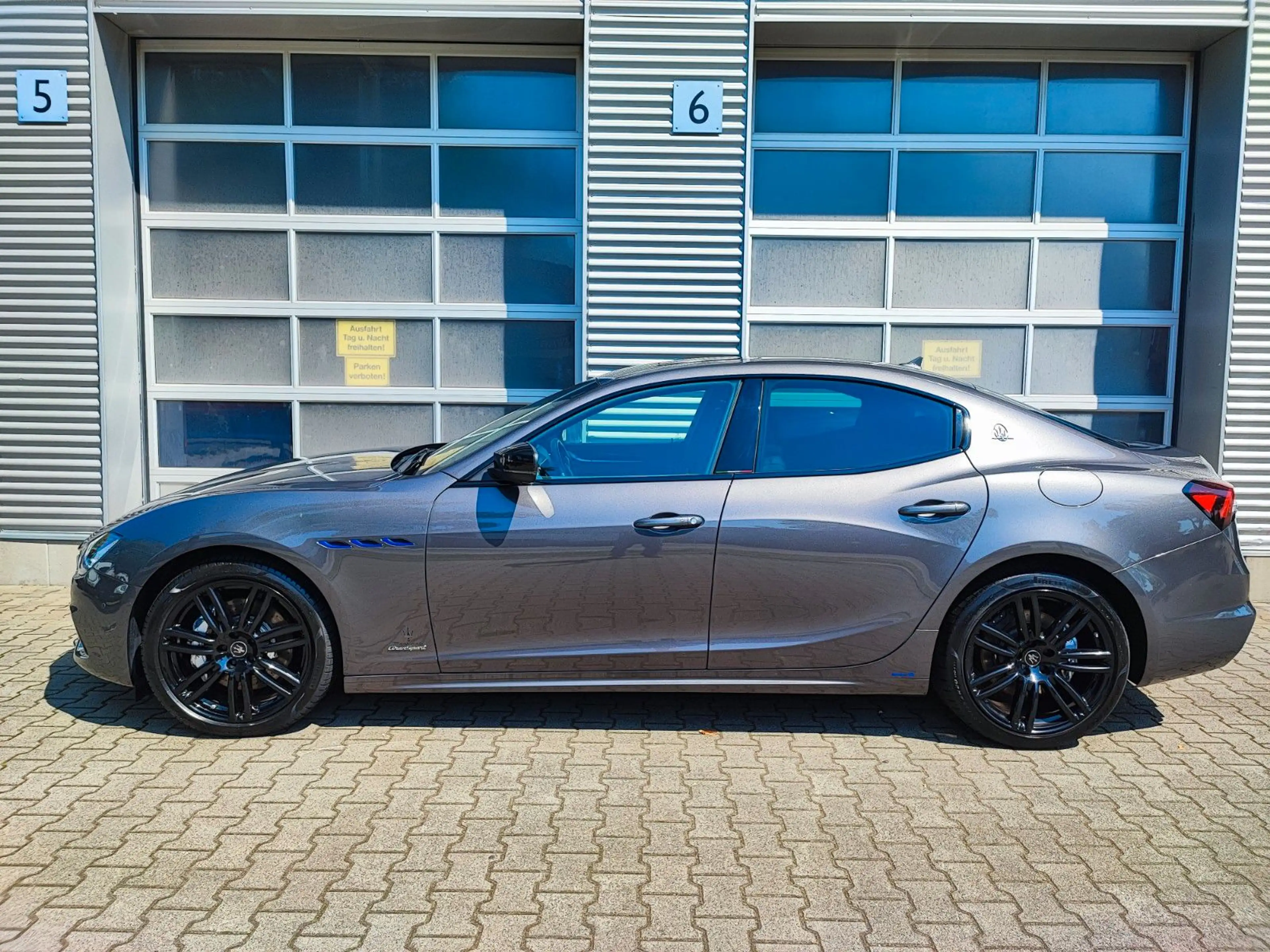 Maserati Ghibli Hybrid 2,0 GranSport Nerissimo Carbon — photo 3